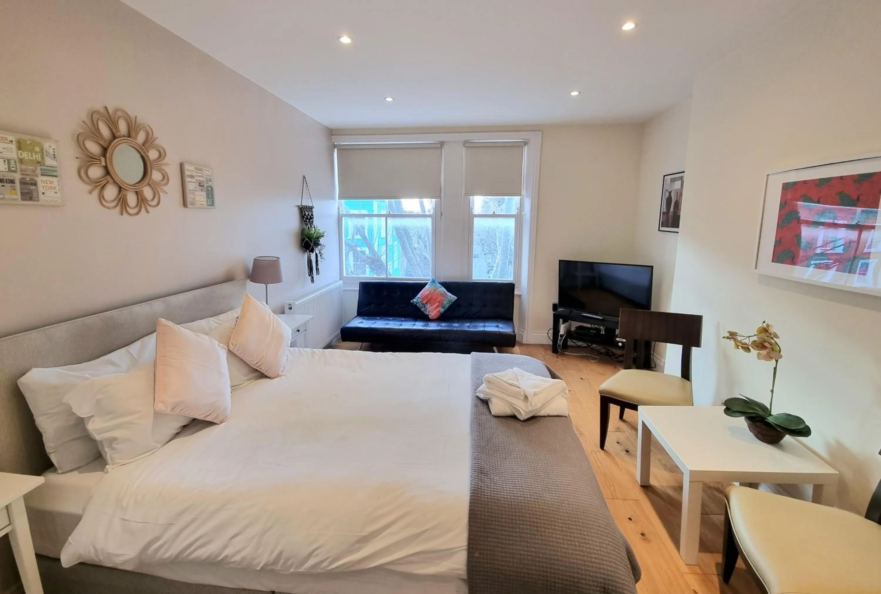 Bed in Oxford Gardens Apartments