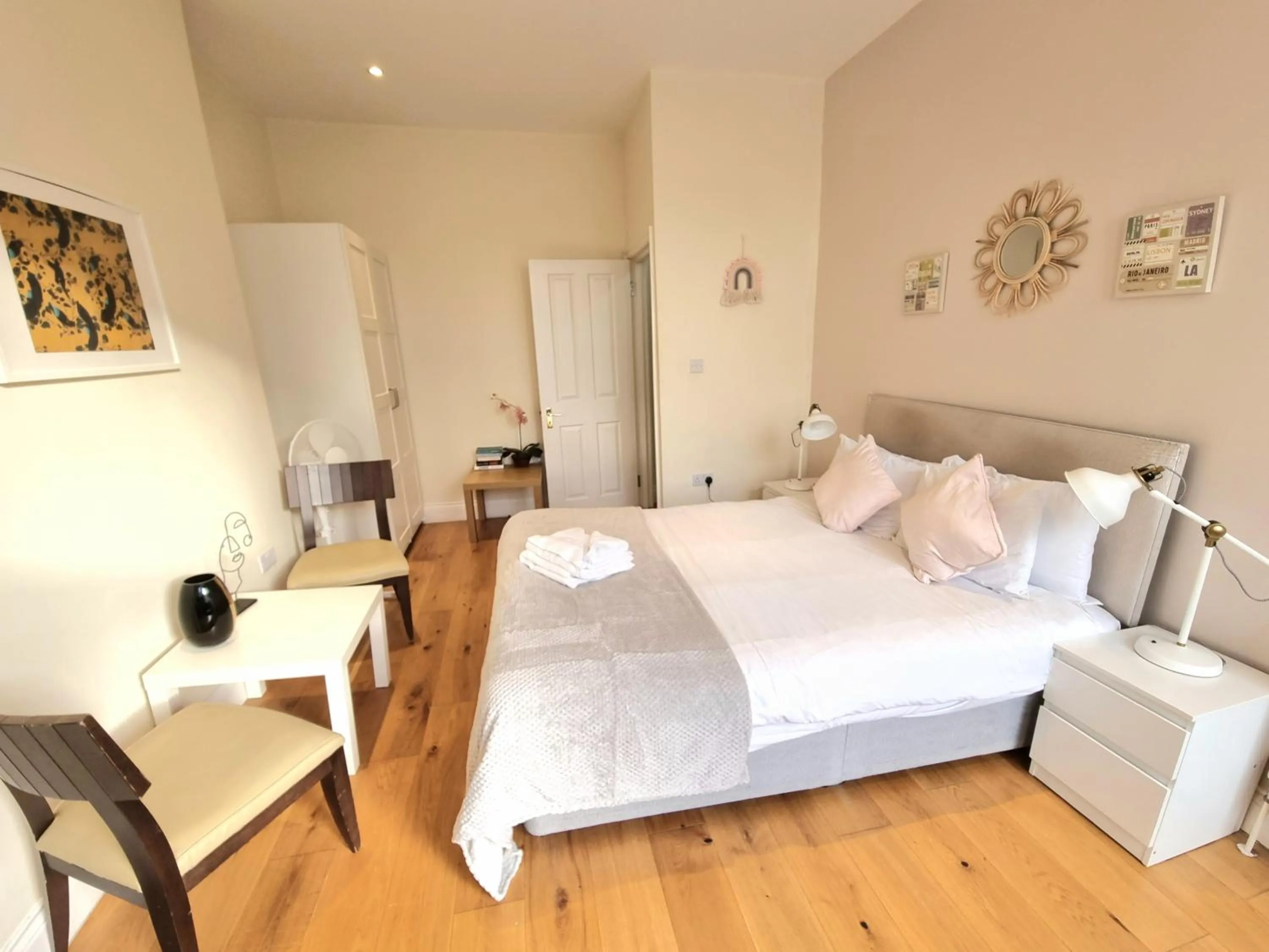 Bed in Oxford Gardens Apartments