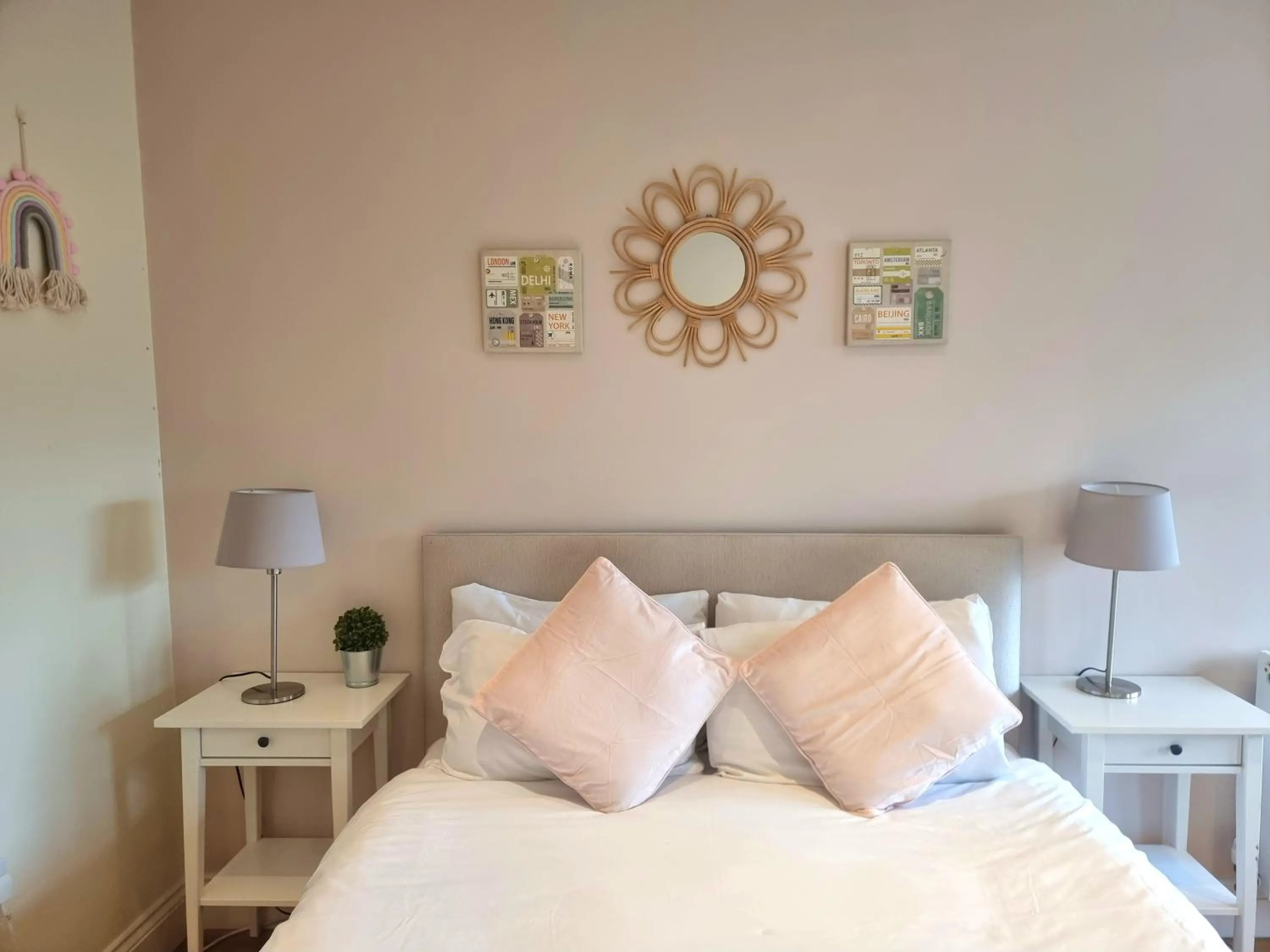 Bed in Oxford Gardens Apartments