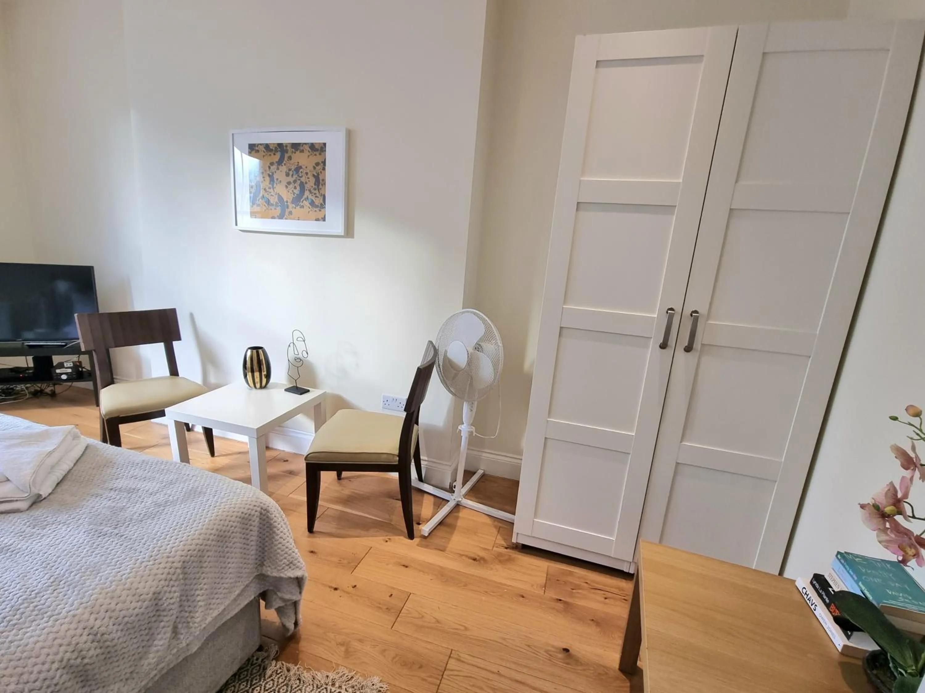 Bed in Oxford Gardens Apartments