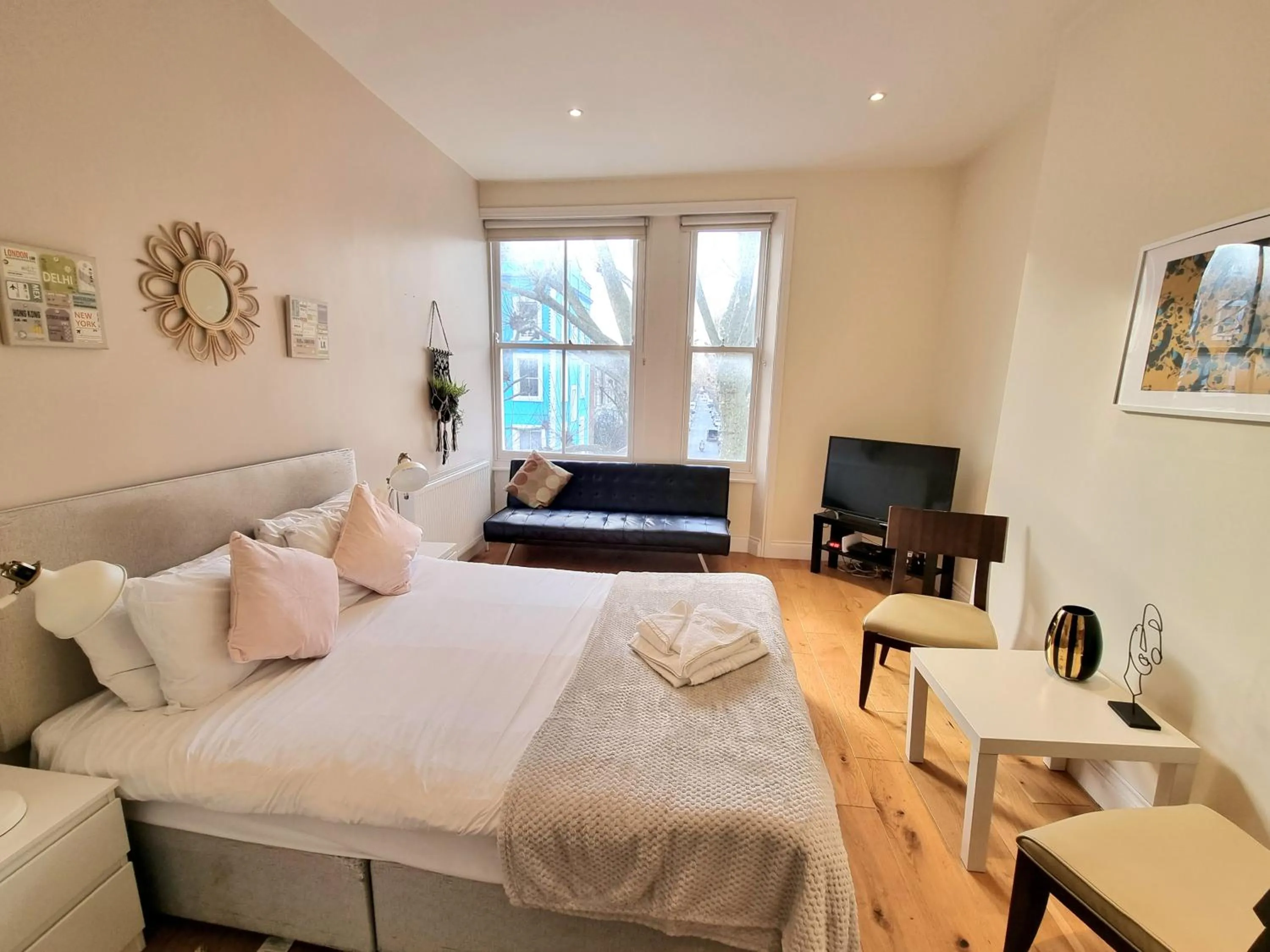 Bed in Oxford Gardens Apartments