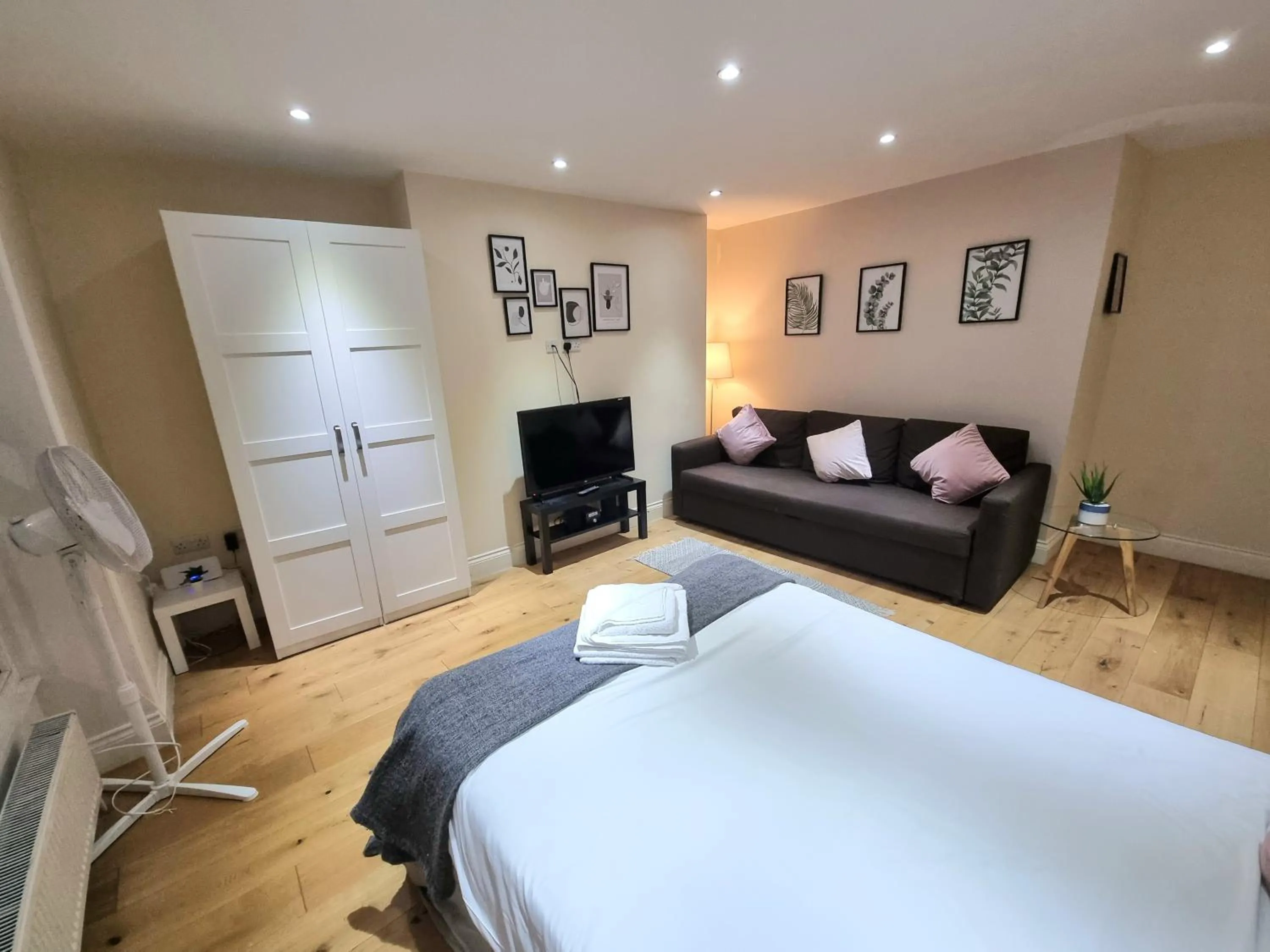 Bed in Oxford Gardens Apartments