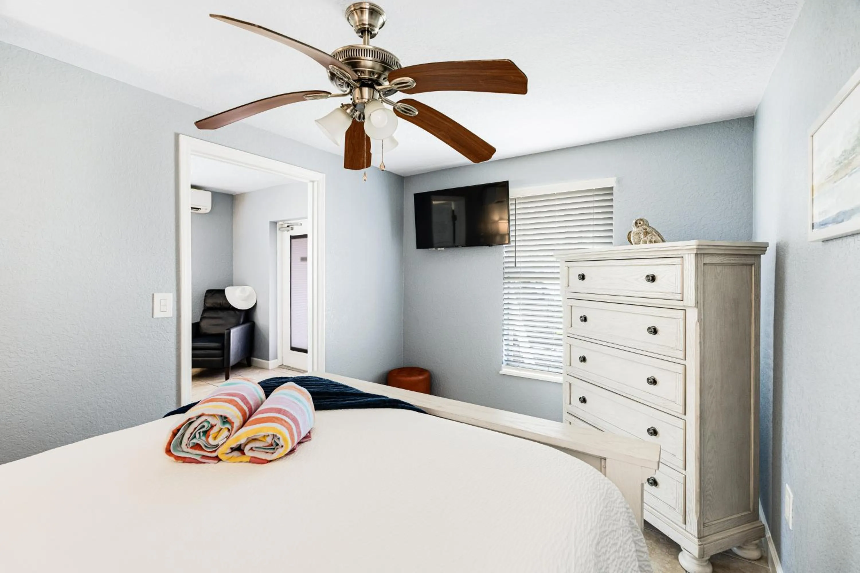 Bed in Tropical Beach Resorts - Sarasota