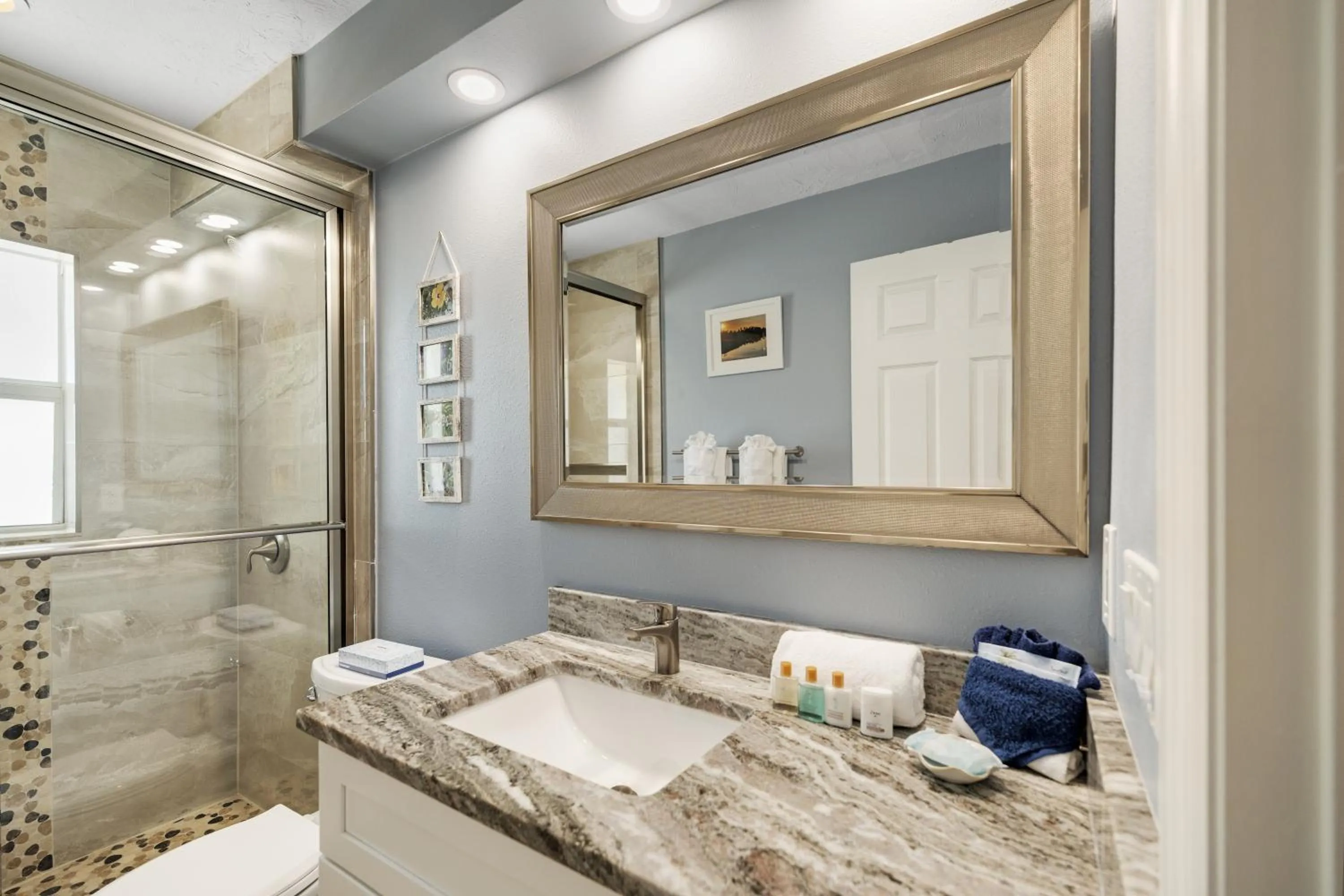 Bathroom in Tropical Beach Resorts - Sarasota