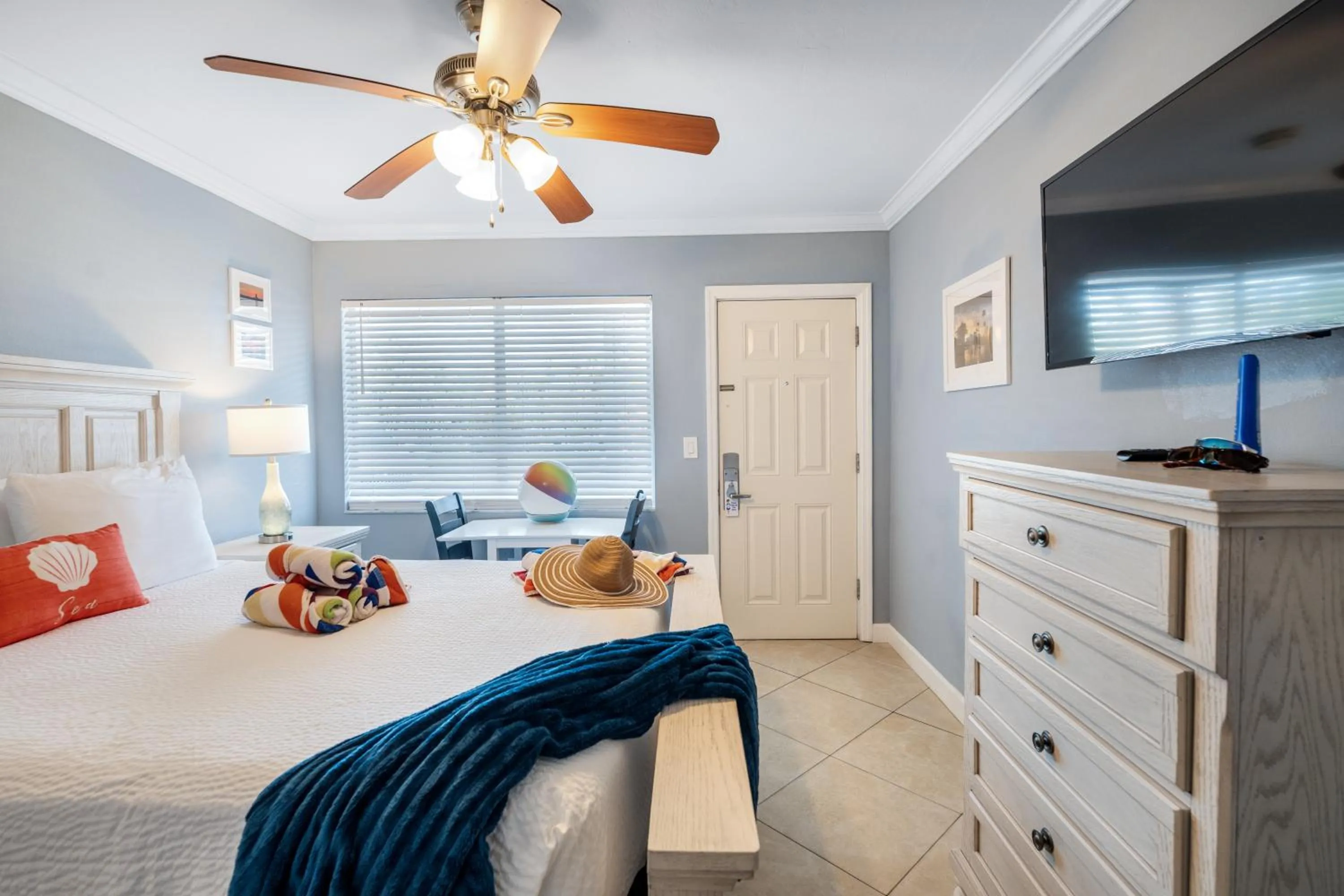 Bed in Tropical Beach Resorts - Sarasota