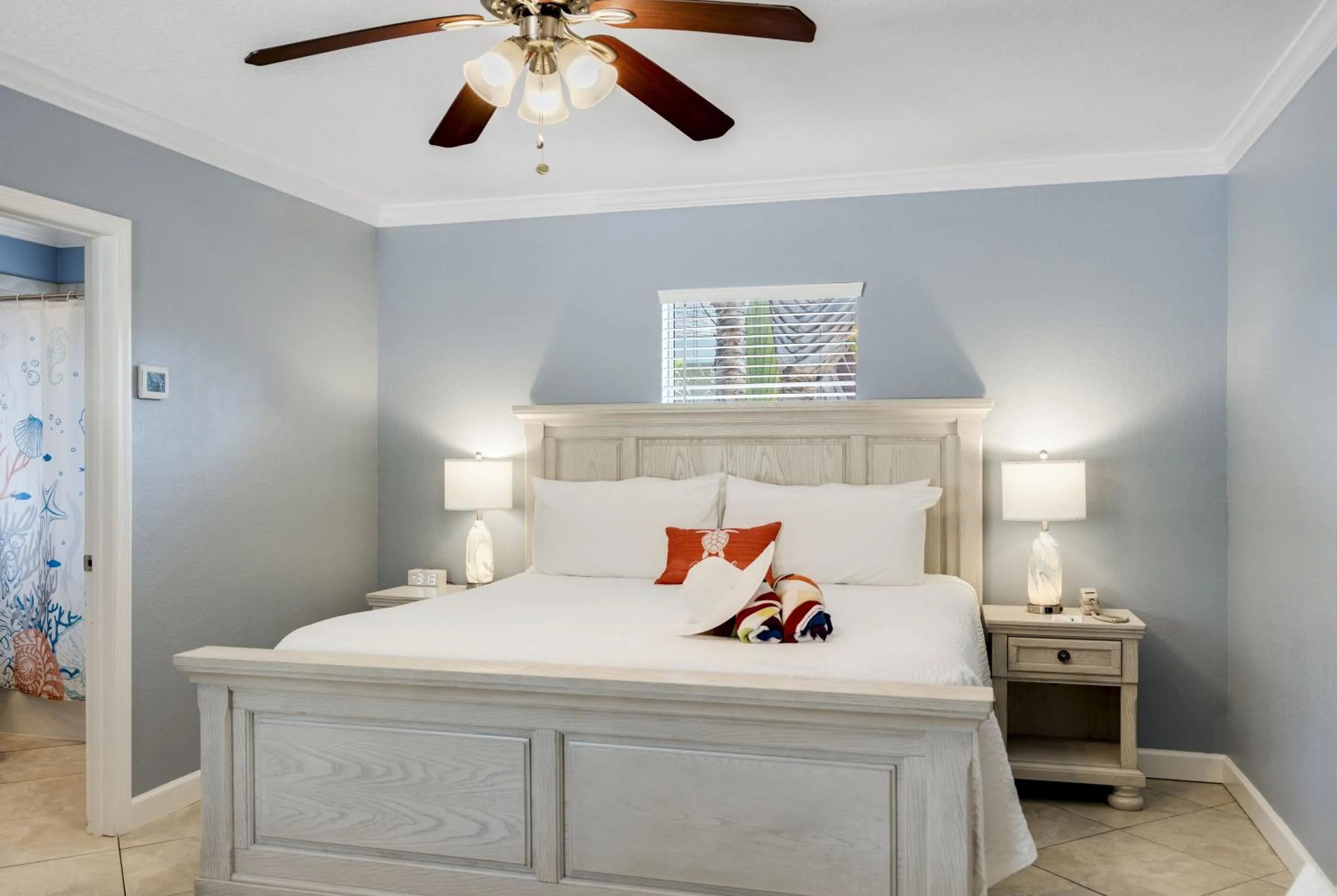 Bed in Tropical Beach Resorts - Sarasota