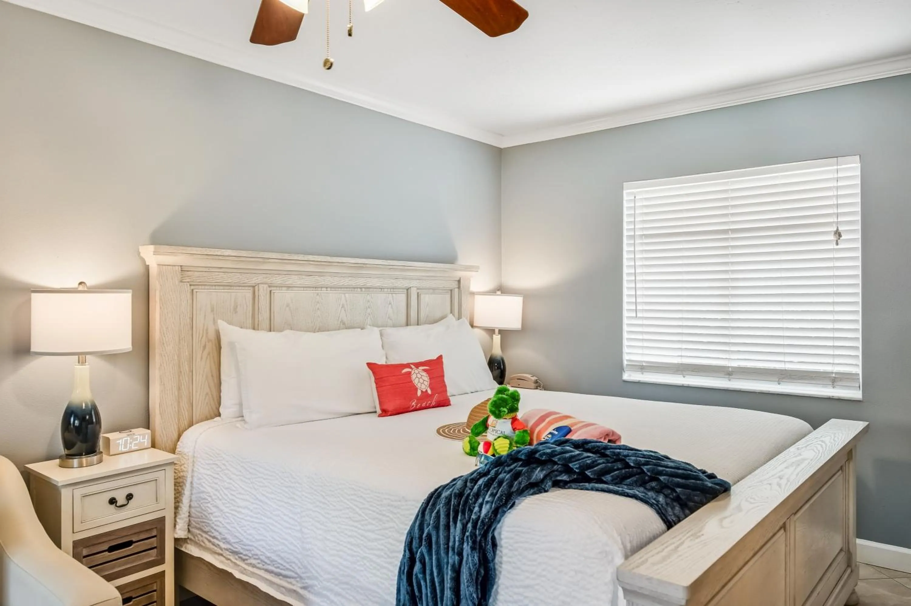 Bed in Tropical Beach Resorts - Sarasota