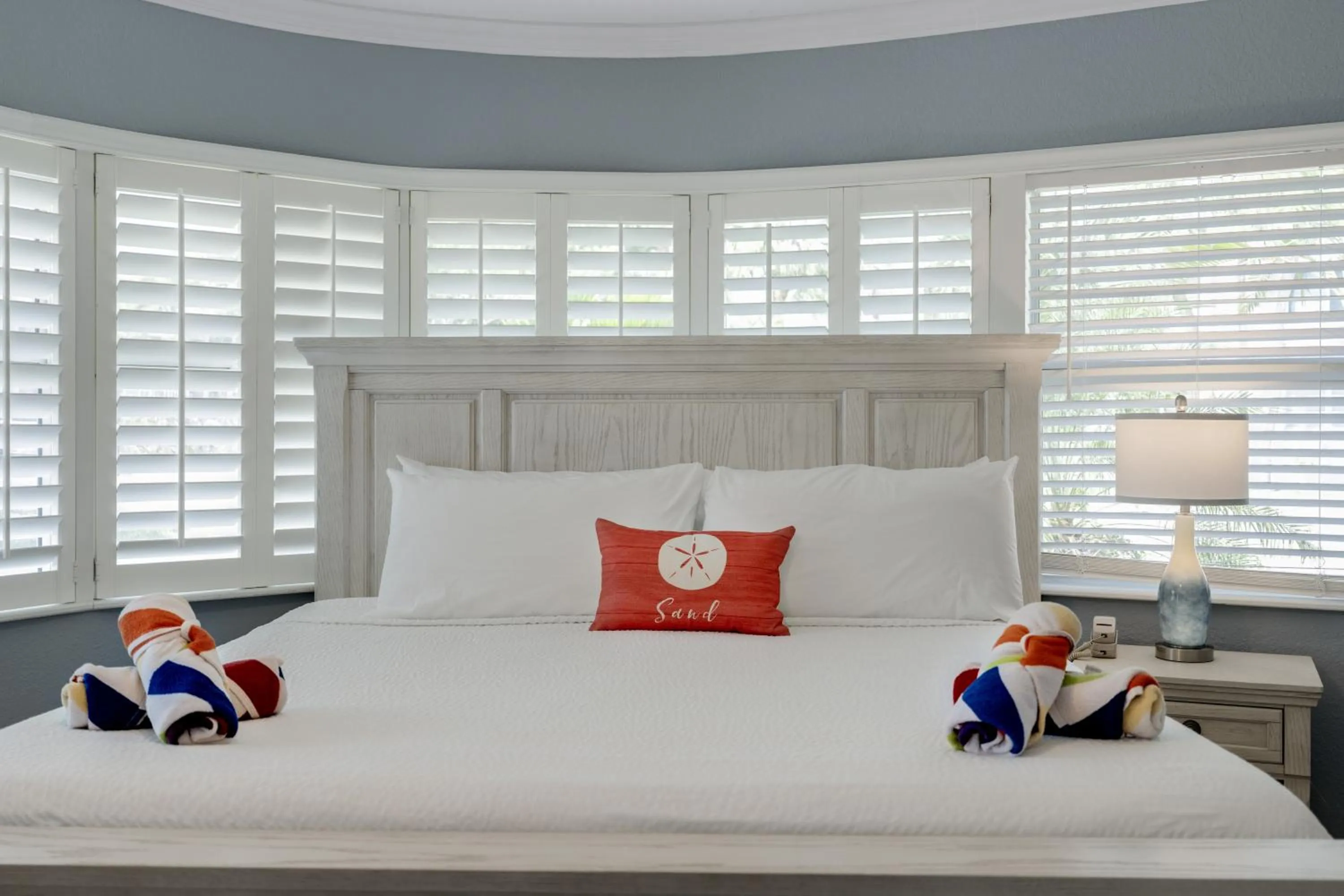 Bed in Tropical Beach Resorts - Sarasota