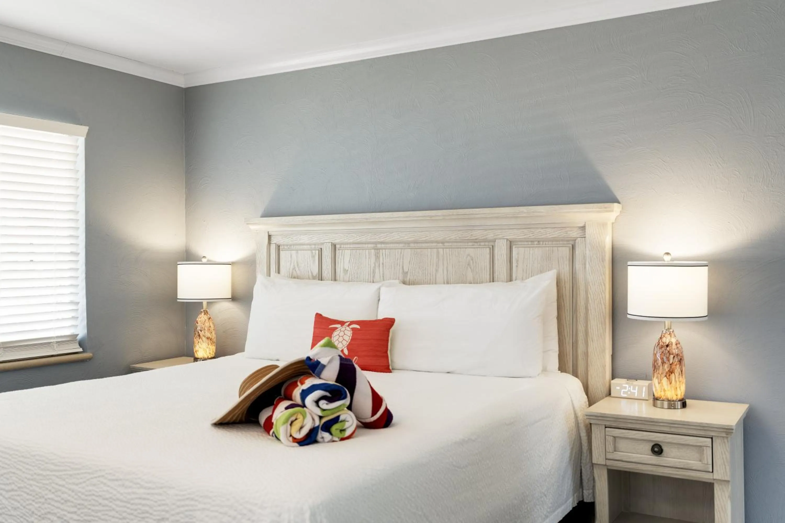 Bed in Tropical Beach Resorts - Sarasota