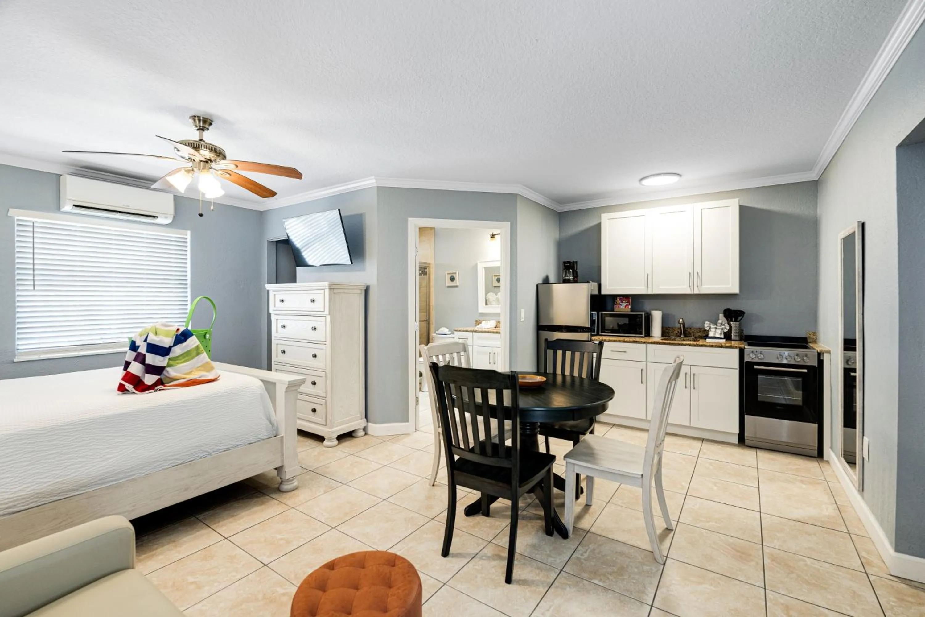 Bed in Tropical Beach Resorts - Sarasota