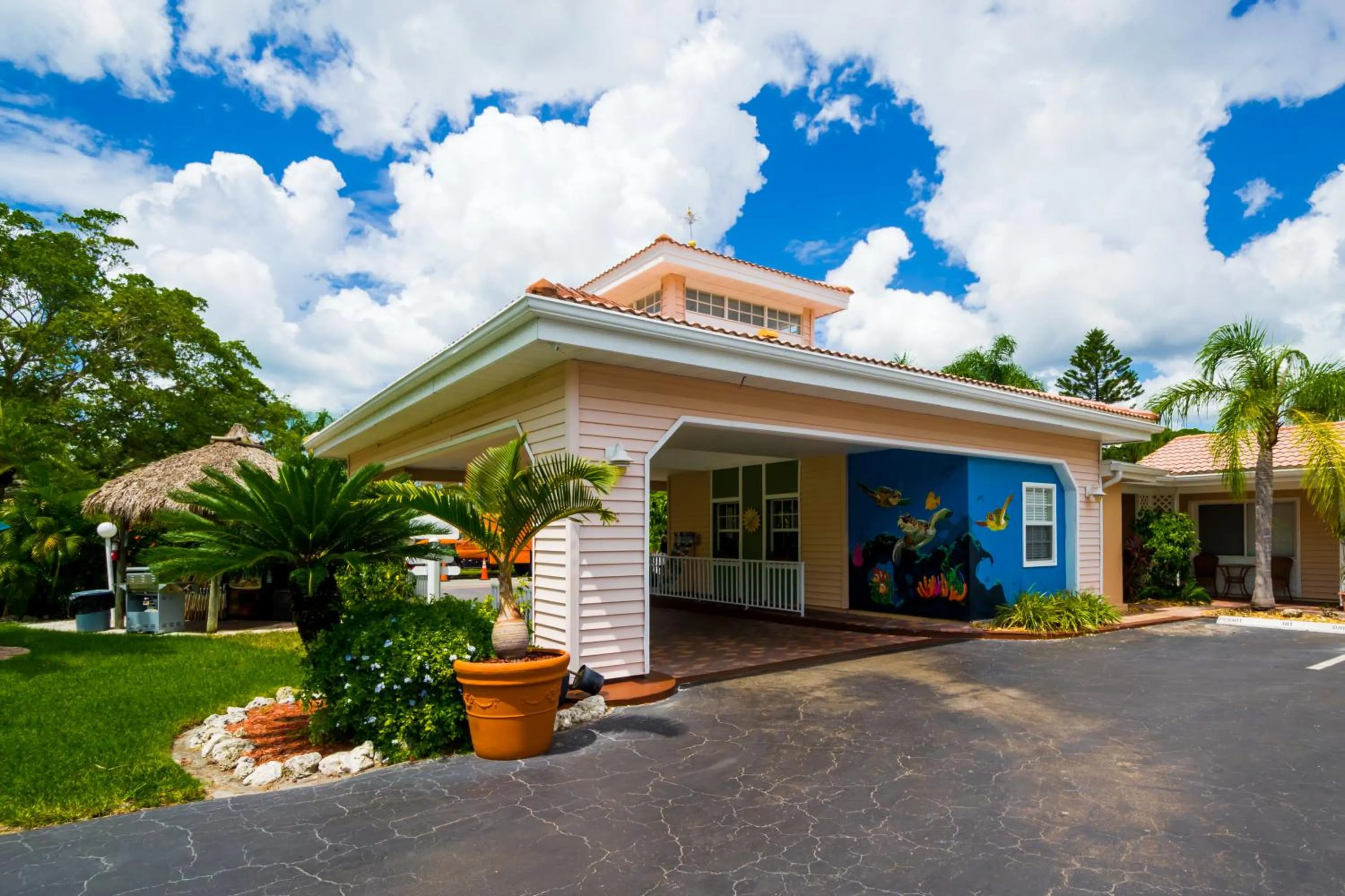 Property building in Tropical Beach Resorts - Sarasota