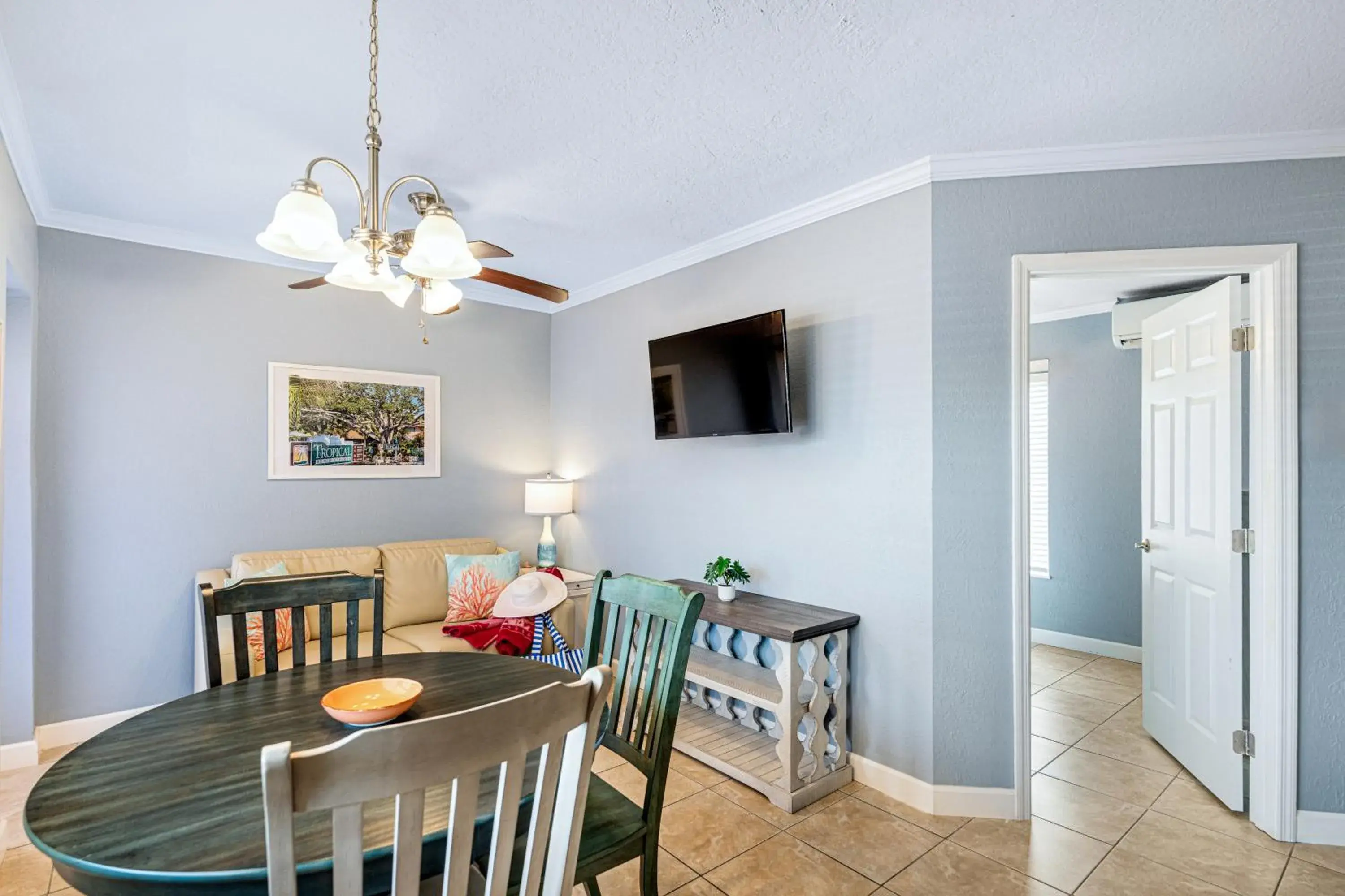 Superior Queen Suite in Tropical Beach Resorts - Sarasota Superior Queen Suite in Tropical Beach Resorts - Sarasota