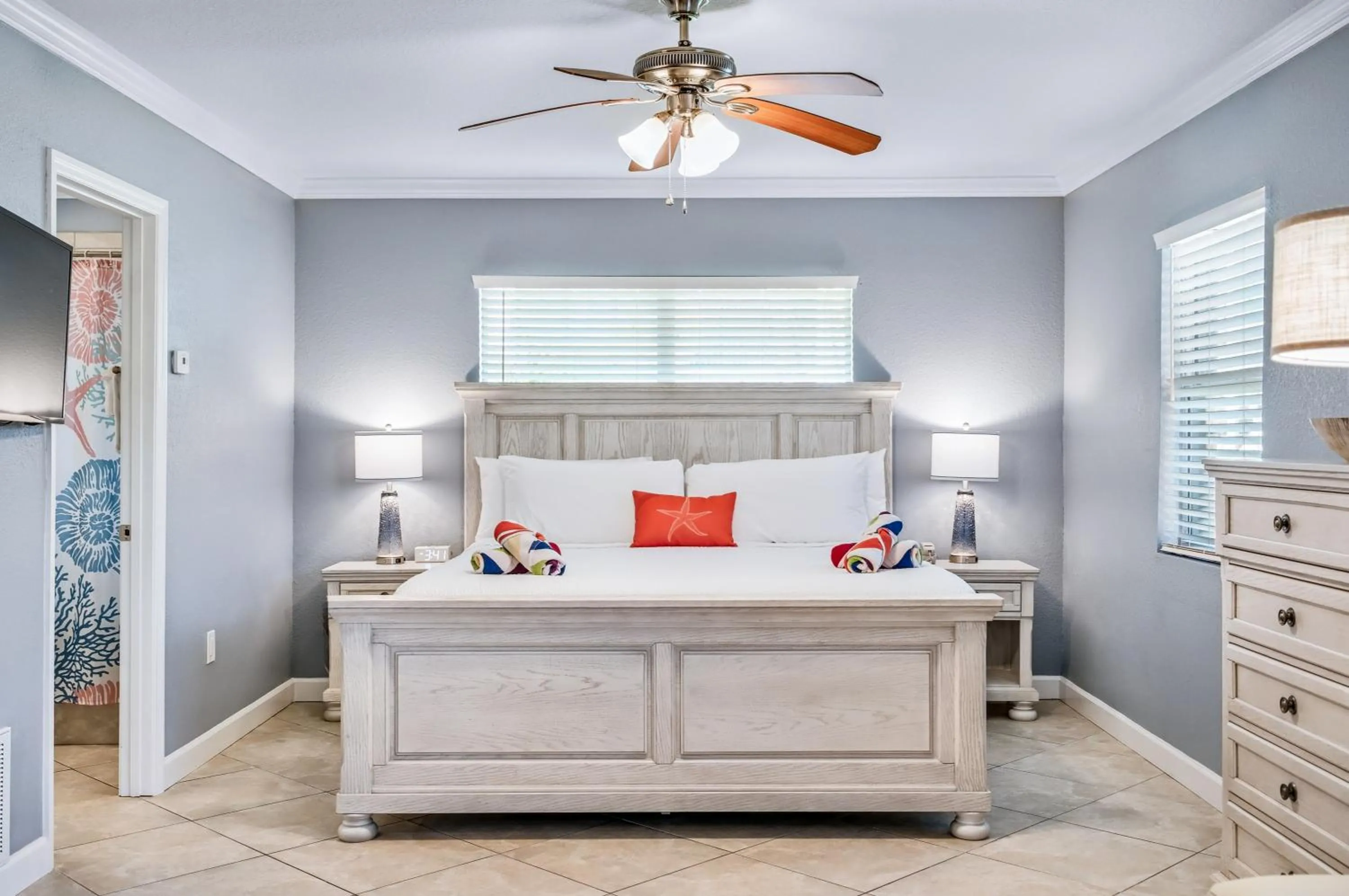 Bed in Tropical Beach Resorts - Sarasota