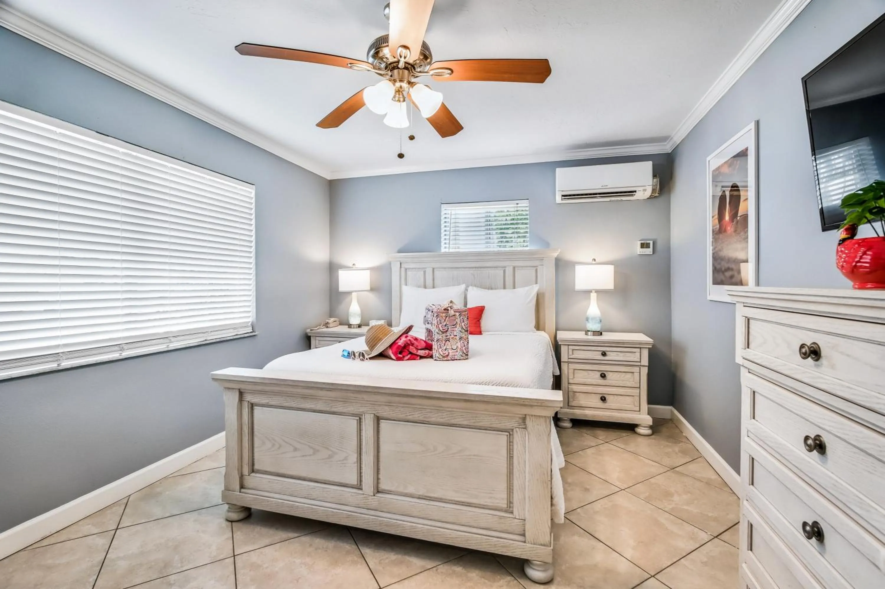 Bed in Tropical Beach Resorts - Sarasota