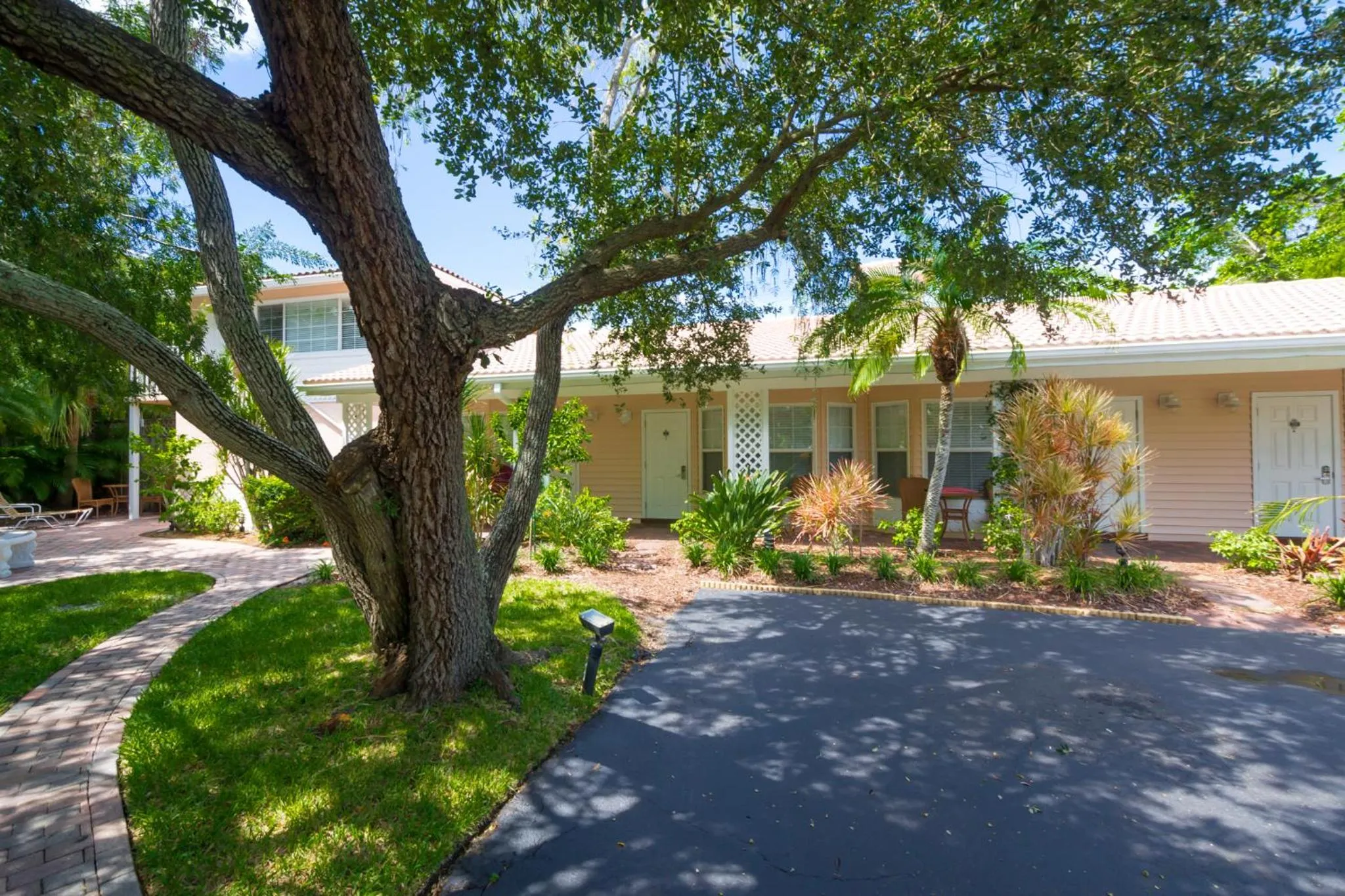 Property building in Tropical Beach Resorts - Sarasota