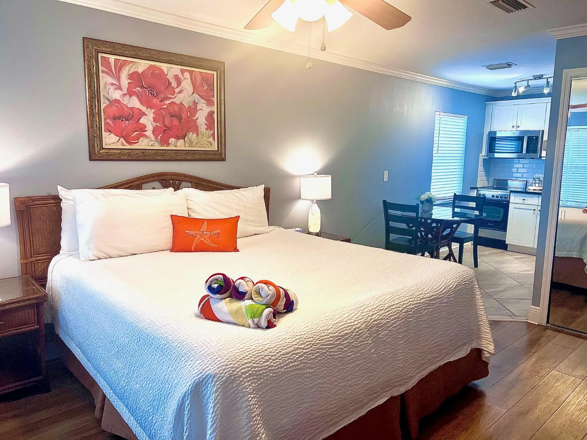 Bed in Tropical Beach Resorts - Sarasota