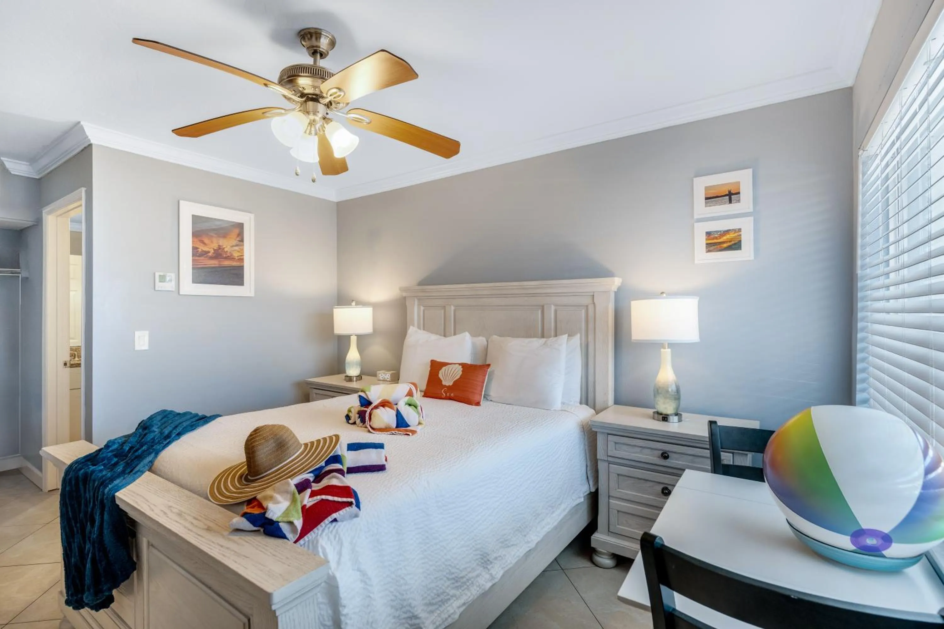 Bed in Tropical Beach Resorts - Sarasota