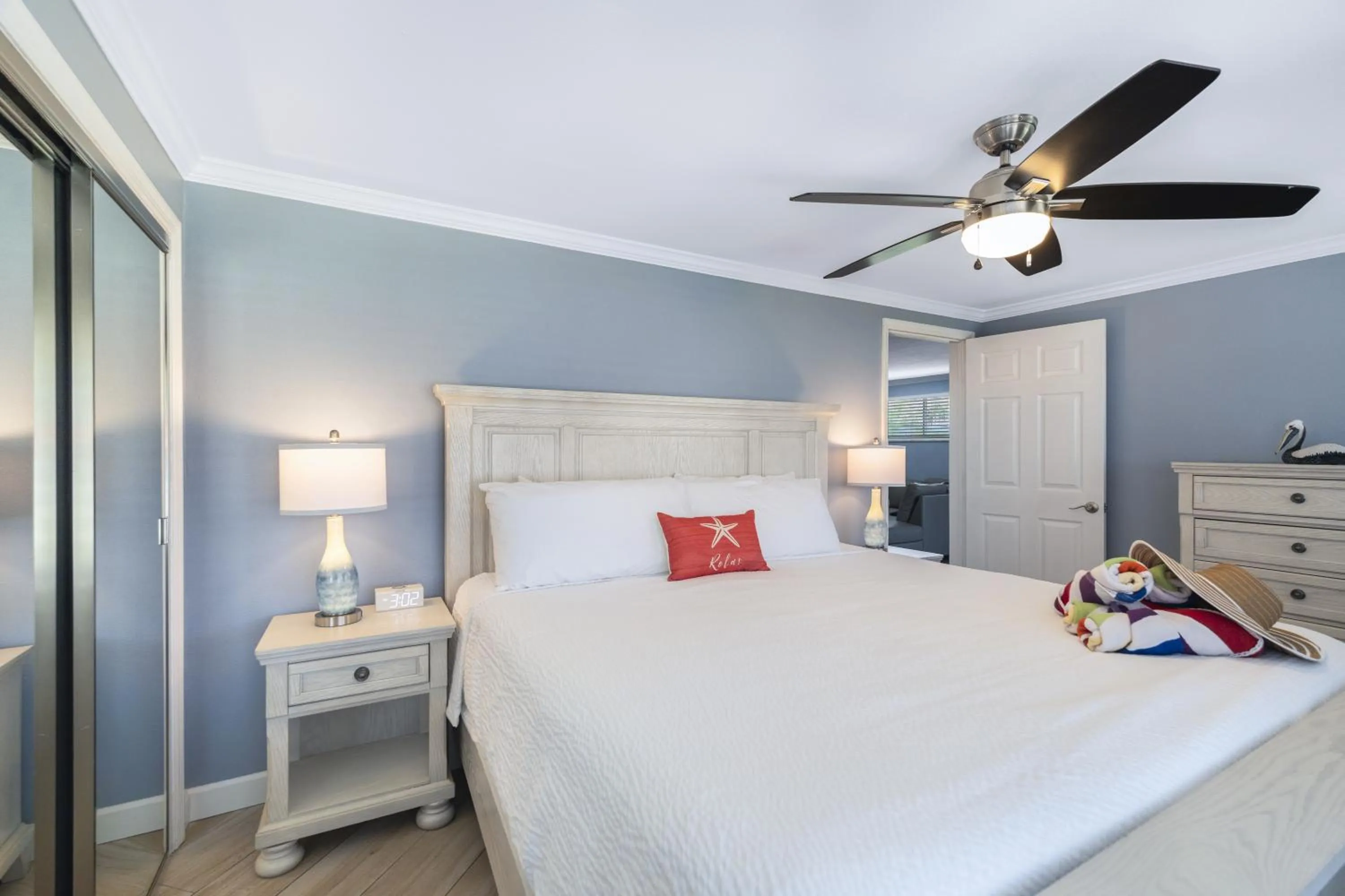 Bedroom, Bed in Tropical Beach Resorts - Sarasota