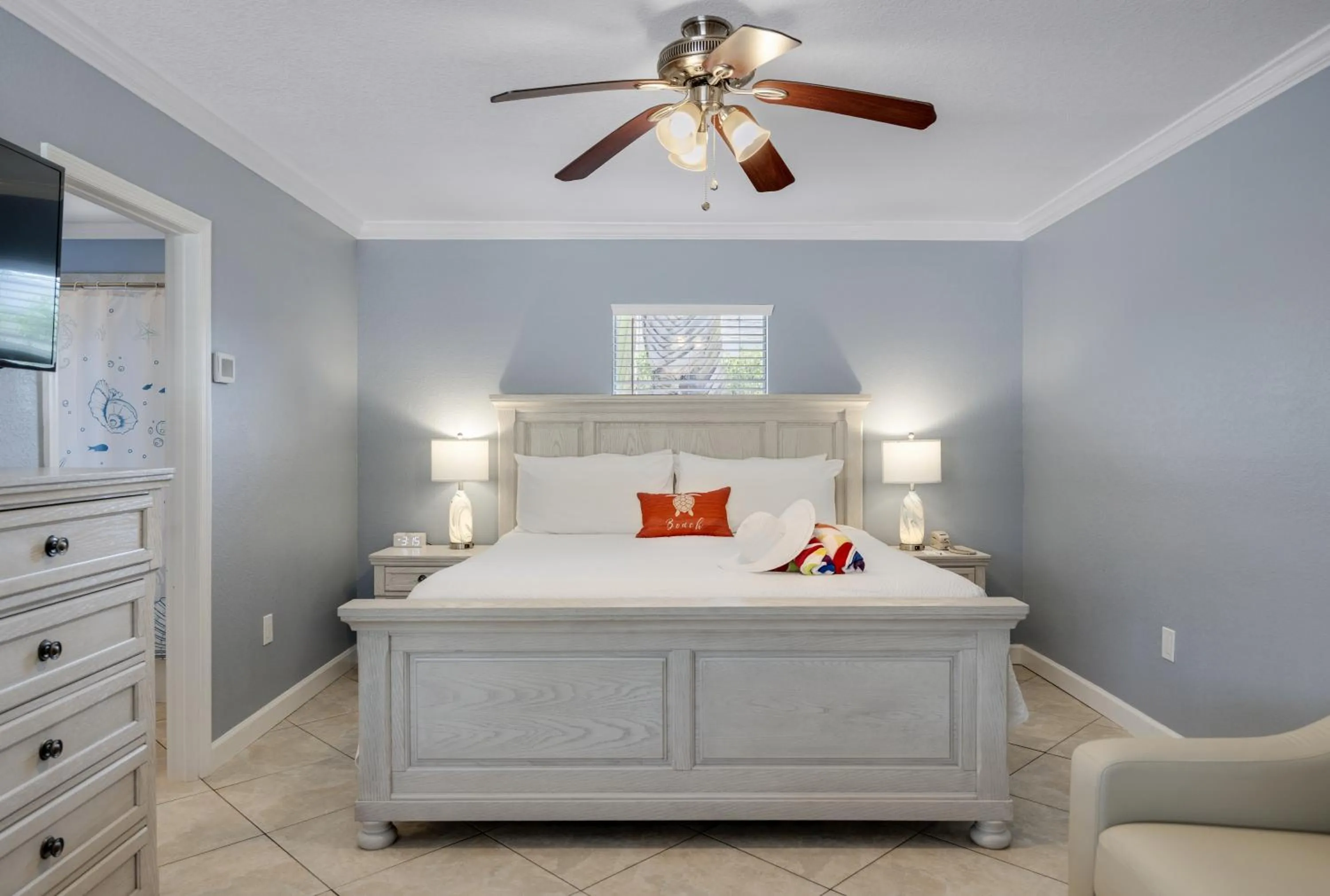 Bed in Tropical Beach Resorts - Sarasota