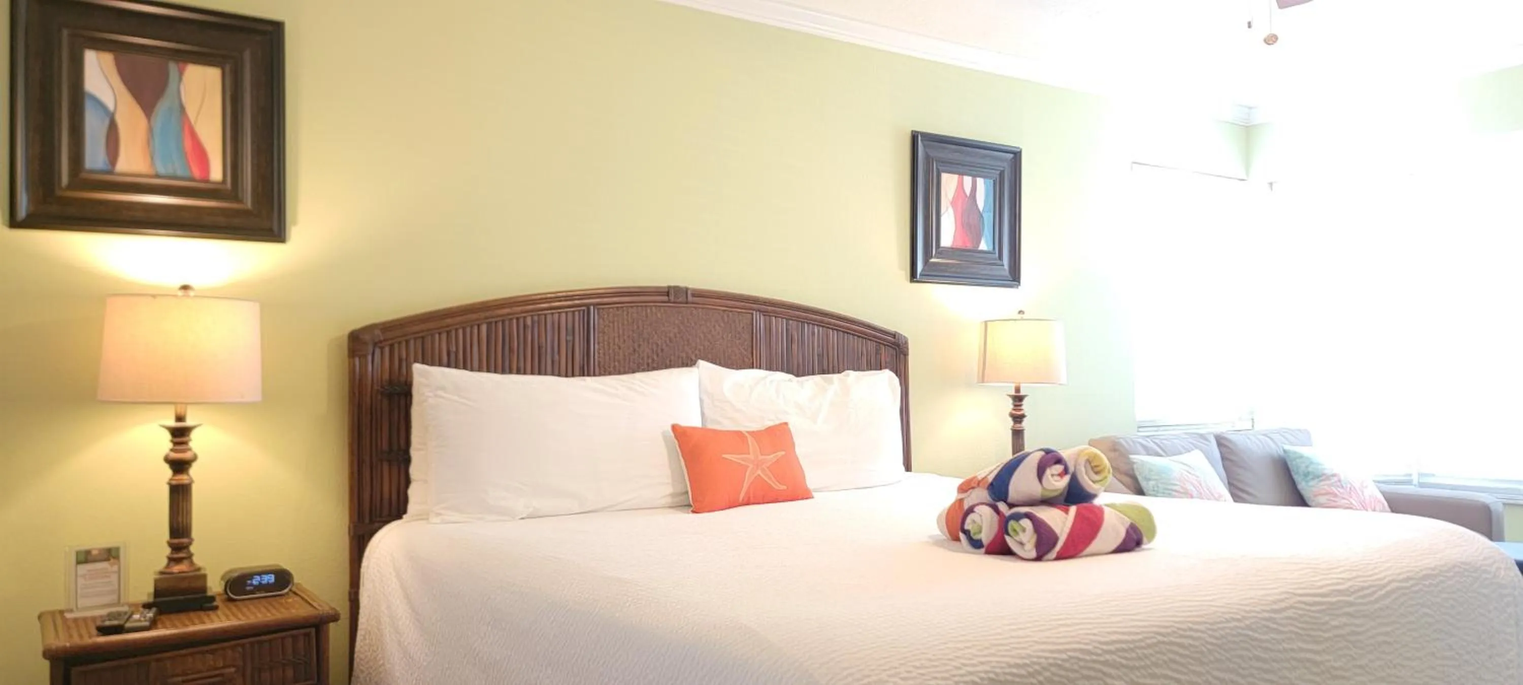 Bedroom, Bed in Tropical Beach Resorts - Sarasota