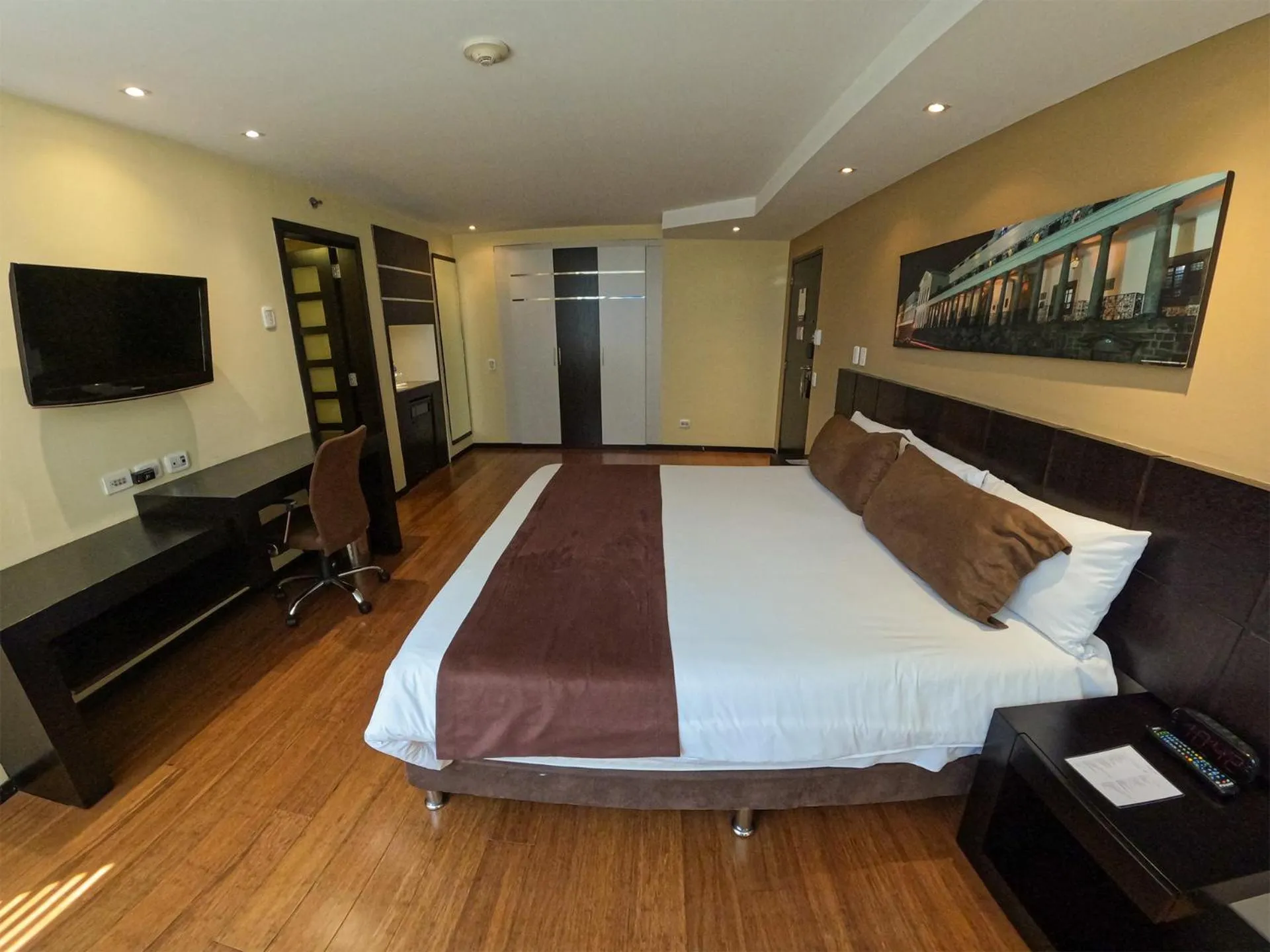 Communal lounge/ TV room, Bed in Mercure Alameda Quito