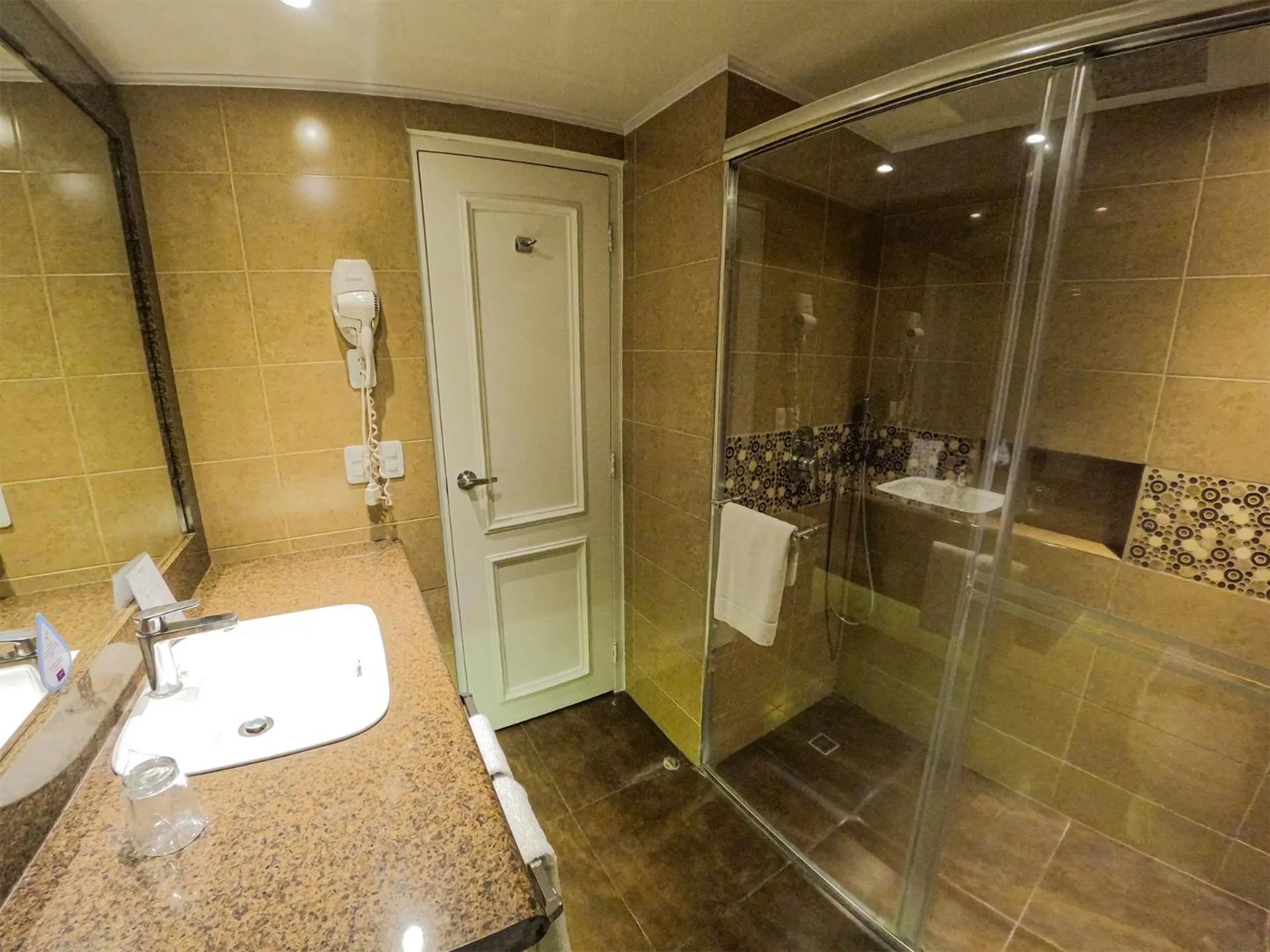 Shower in Mercure Alameda Quito