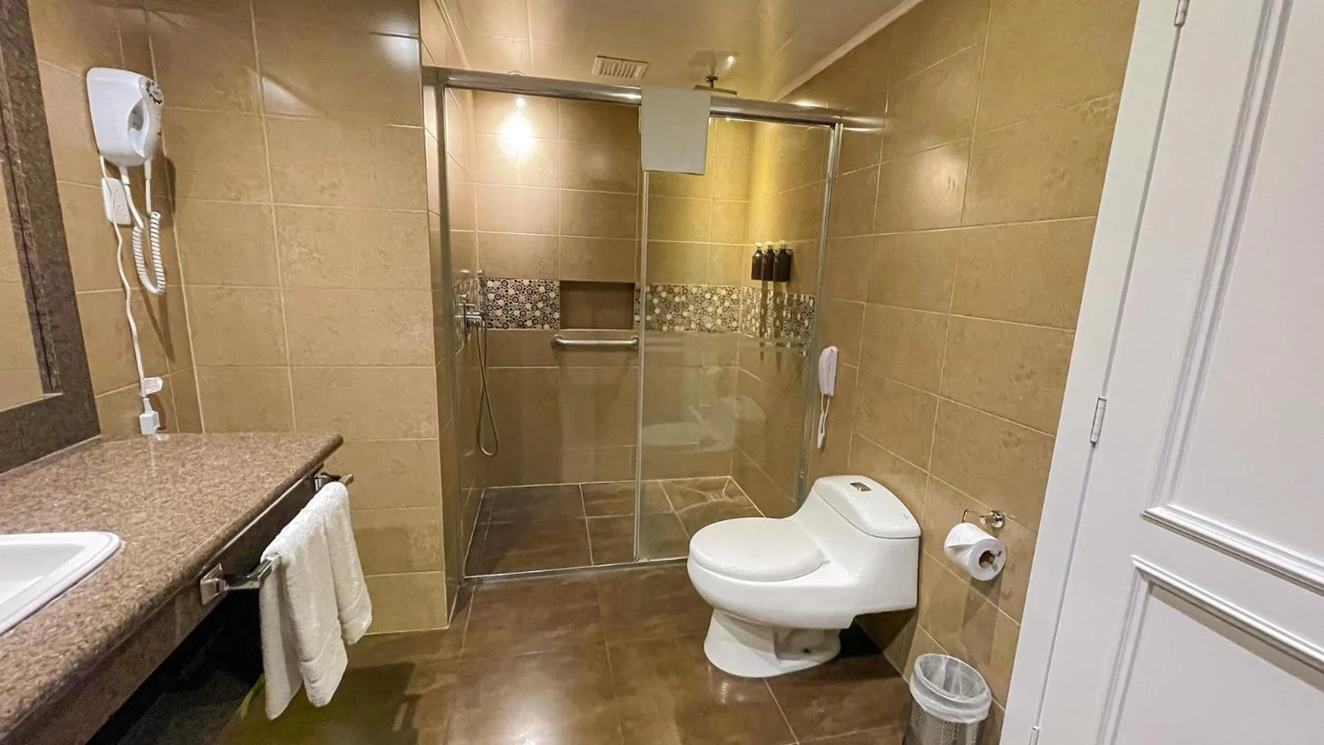 Shower in Mercure Alameda Quito