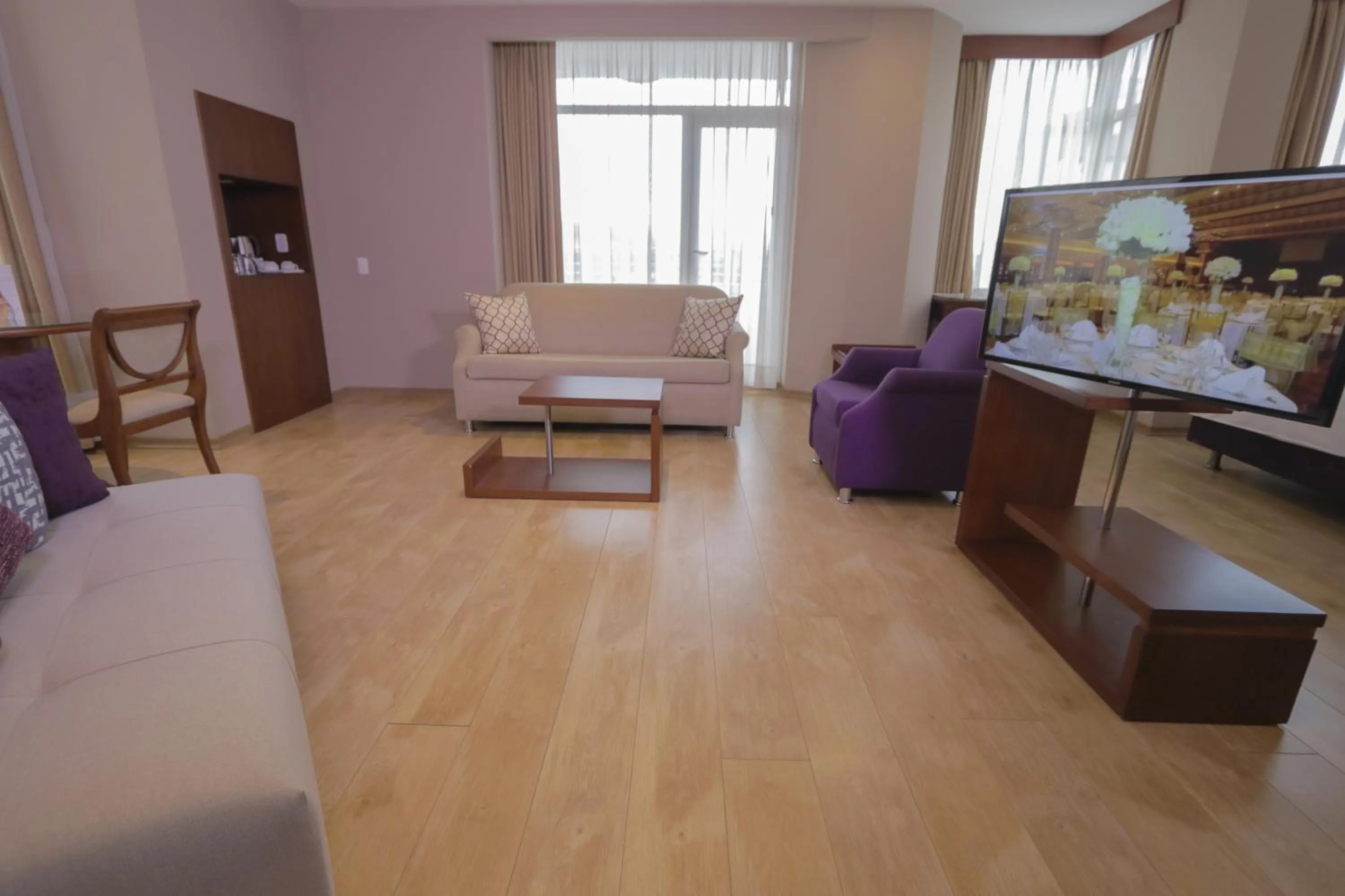 Seating area in Mercure Alameda Quito