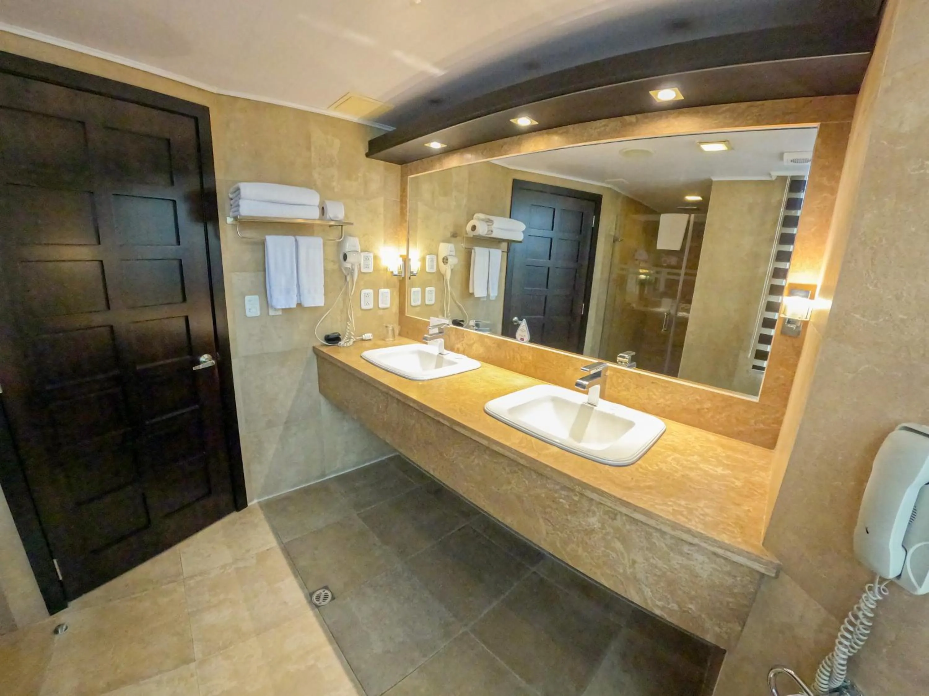 Bathroom in Mercure Alameda Quito