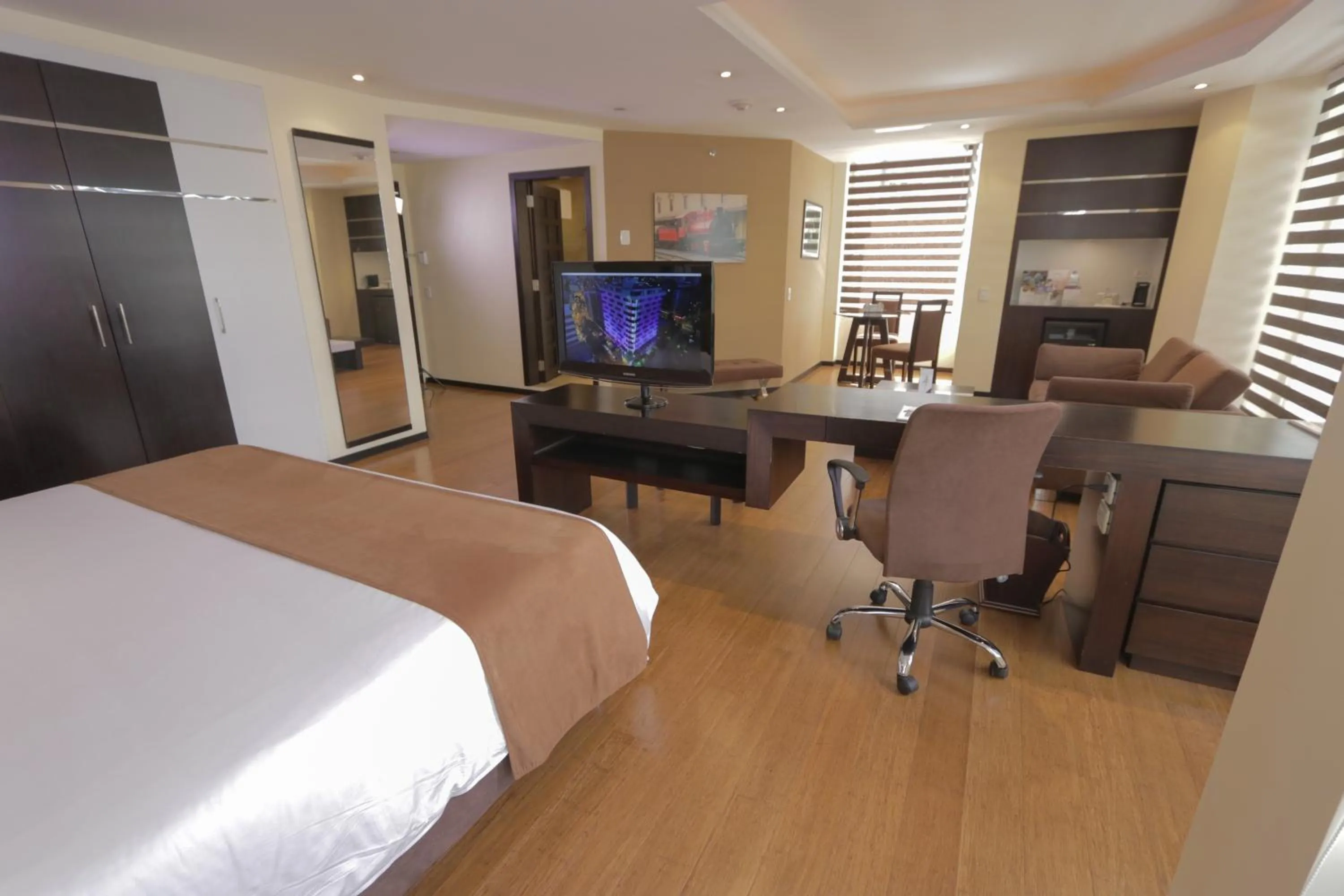 Photo of the whole room, Bed in Mercure Alameda Quito