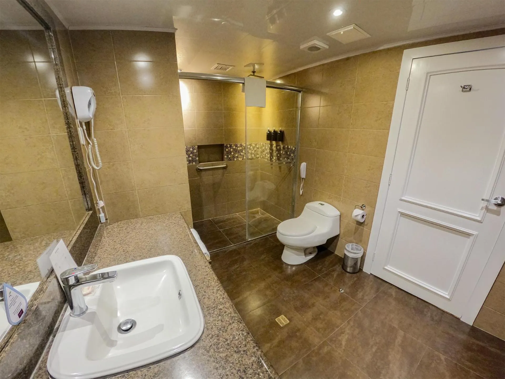 Shower in Mercure Alameda Quito