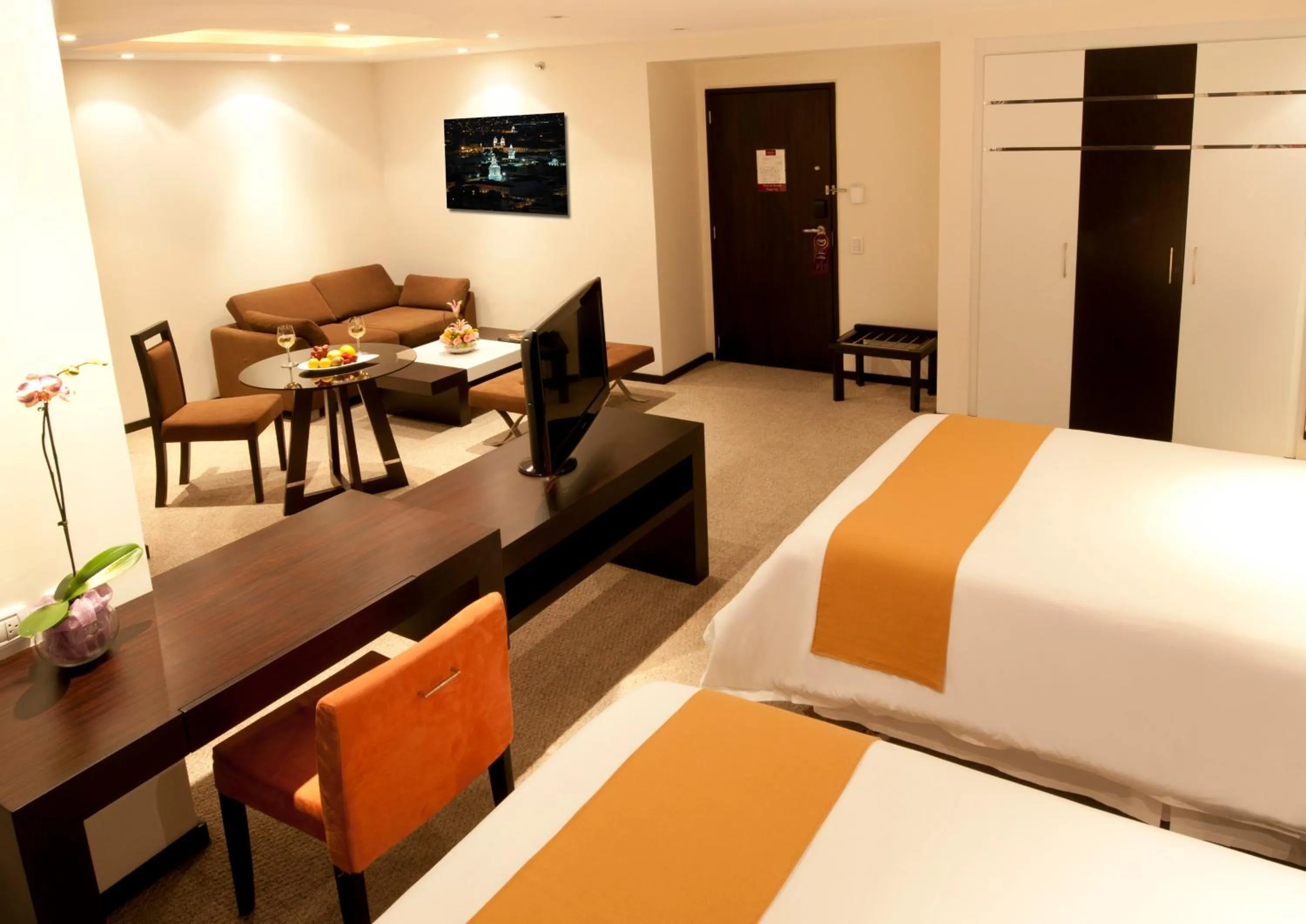 Photo of the whole room, Bed in Mercure Alameda Quito