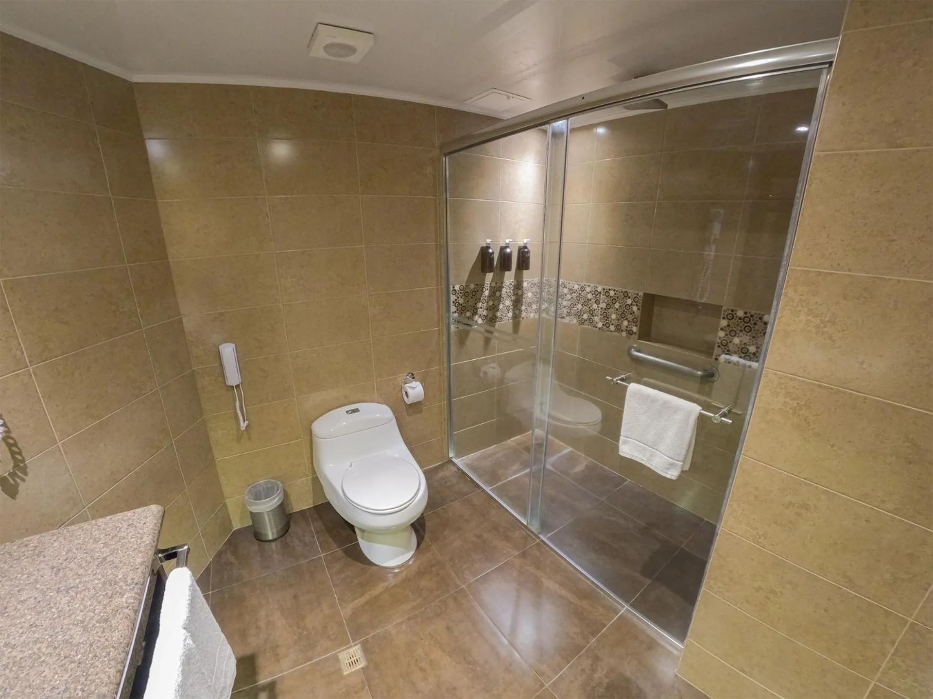 Shower in Mercure Alameda Quito