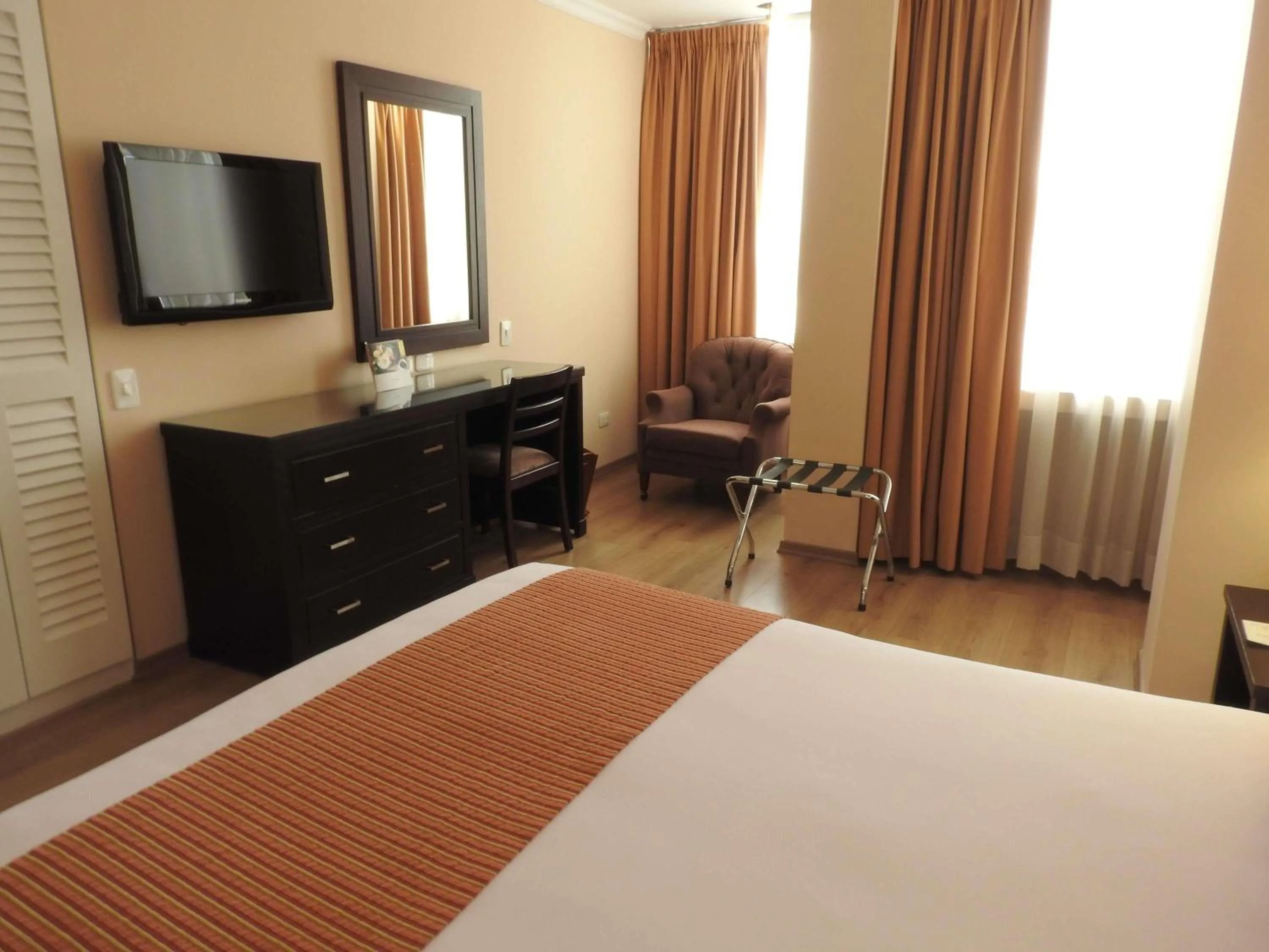 Bedroom, Bed in Mercure Alameda Quito