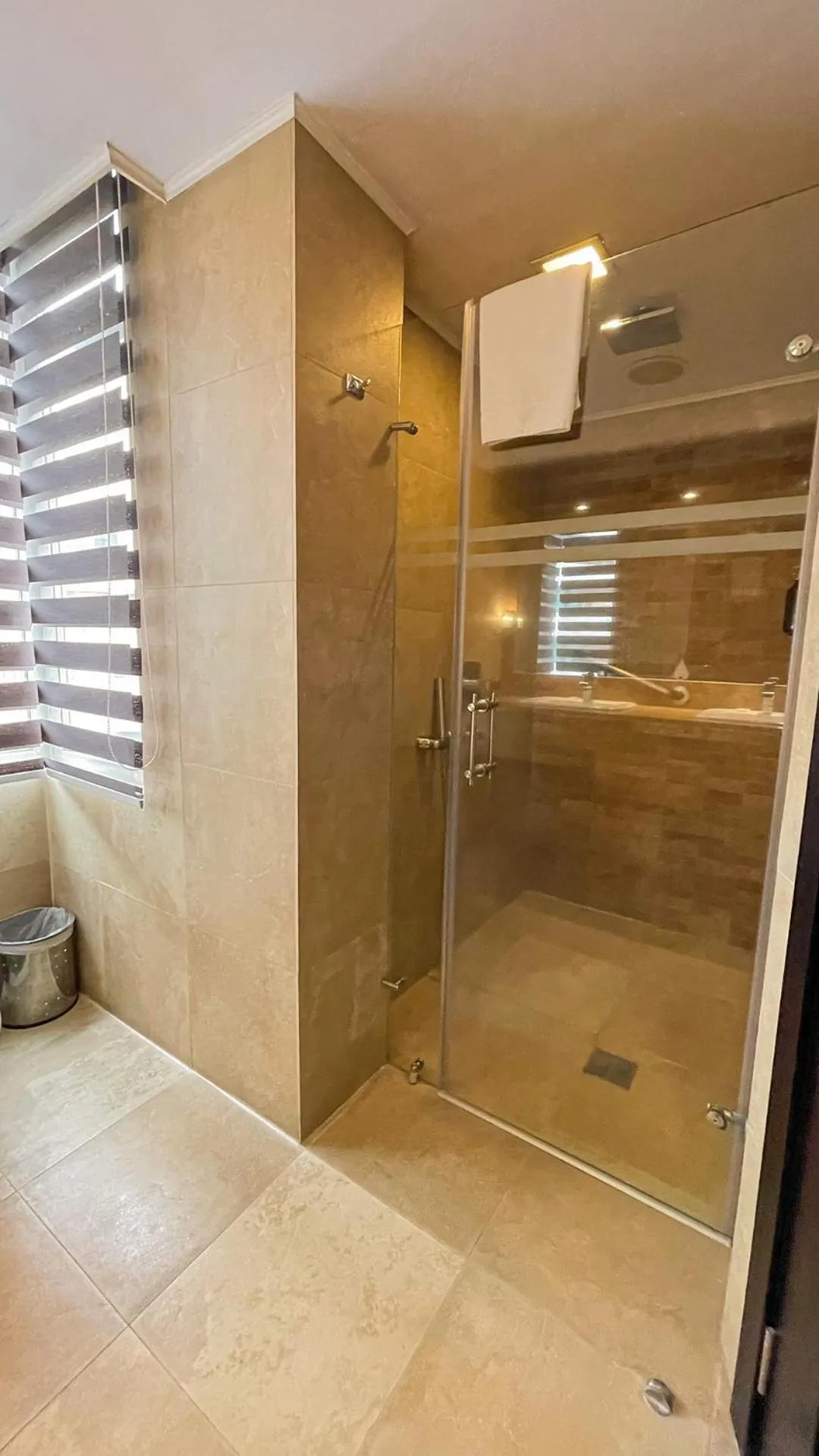 Shower in Mercure Alameda Quito