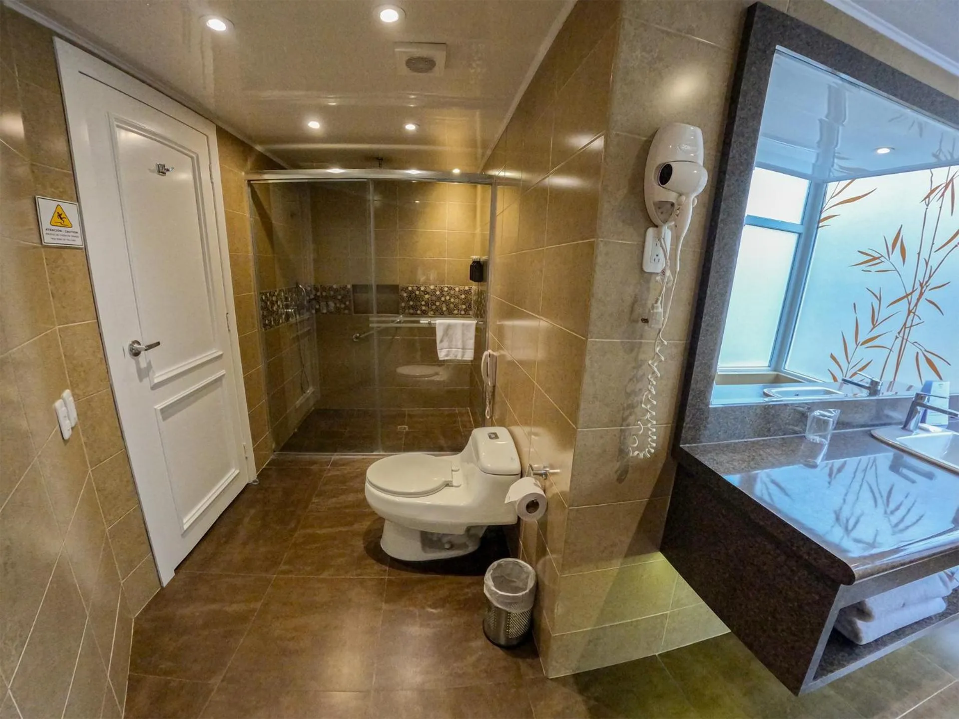 Shower in Mercure Alameda Quito