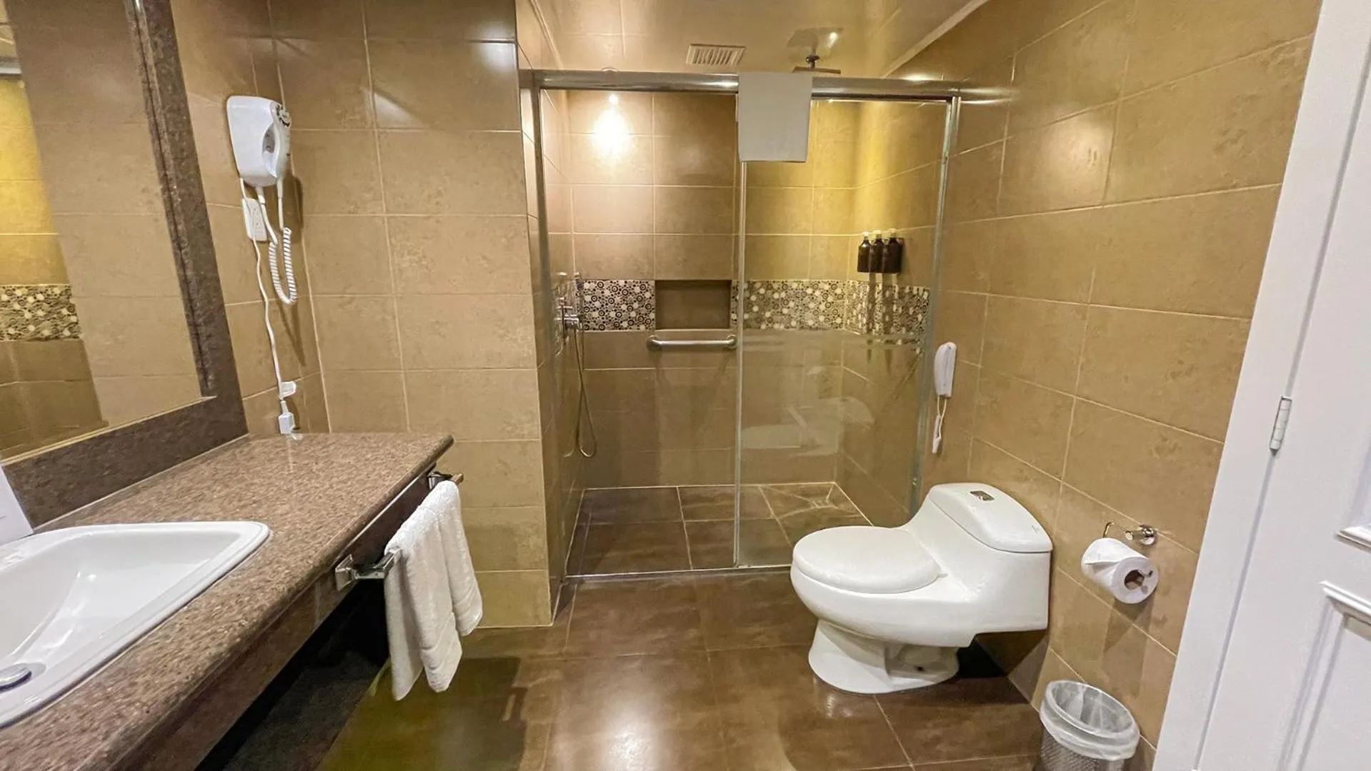 Shower in Mercure Alameda Quito