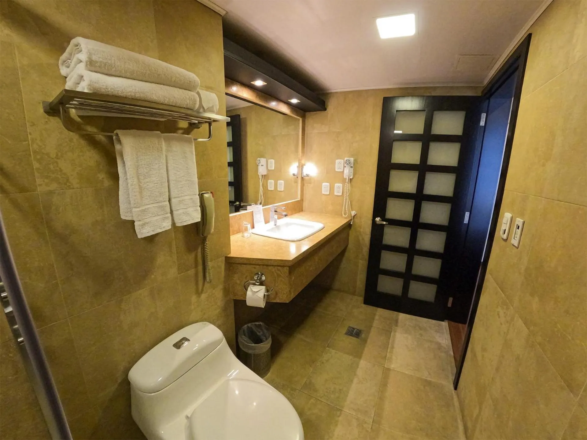 Toilet in Mercure Alameda Quito