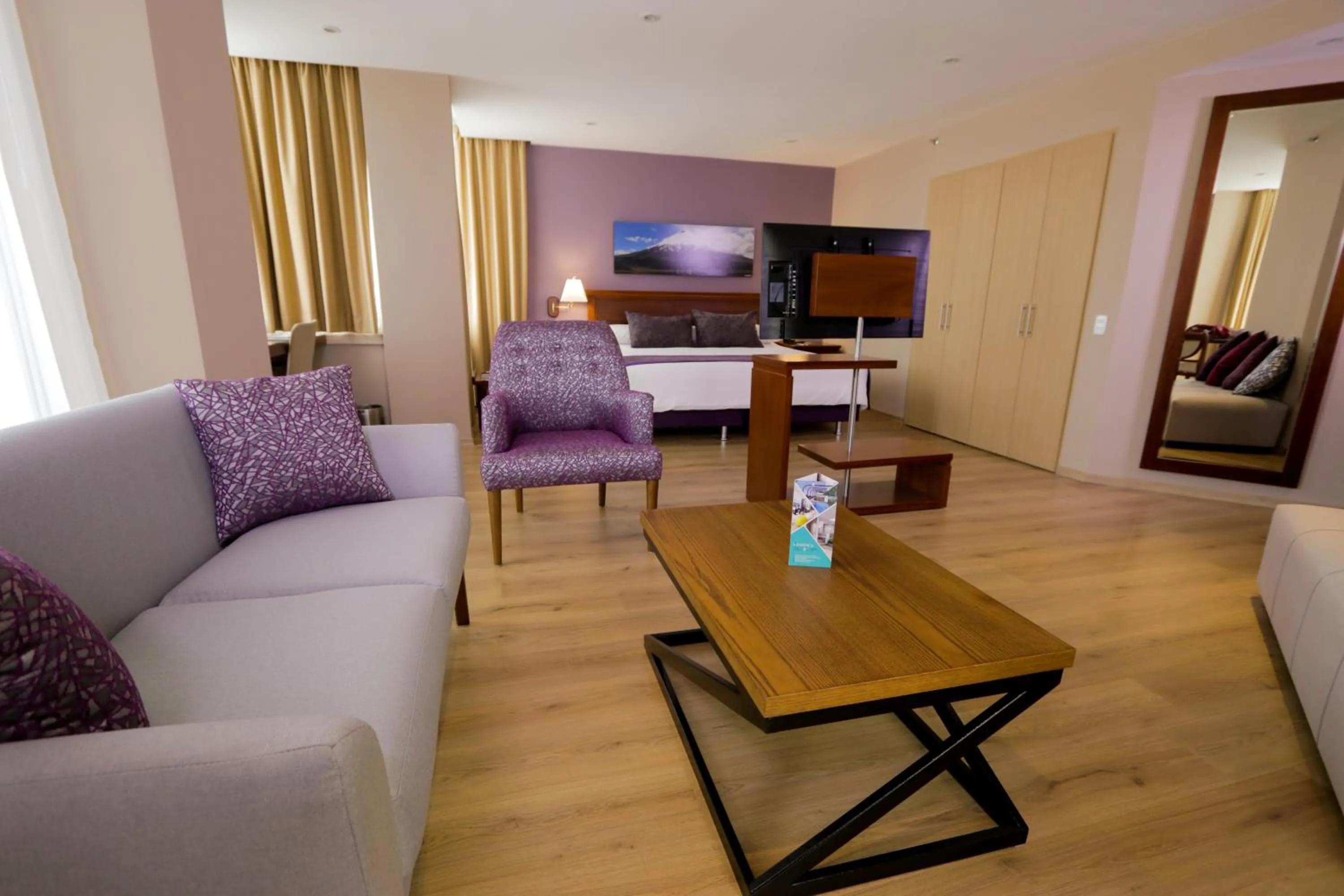 Communal lounge/ TV room in Mercure Alameda Quito