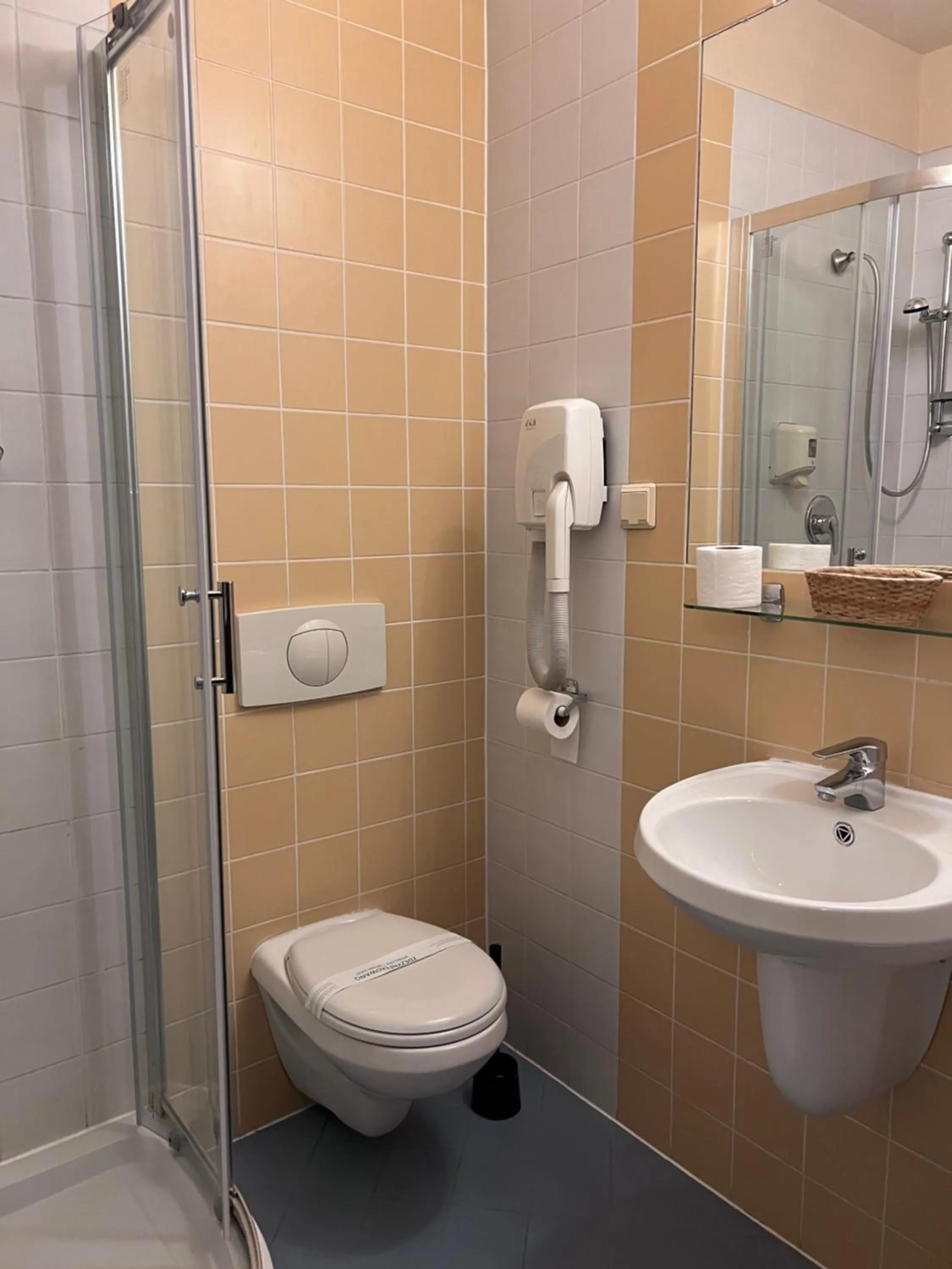 Bathroom in Hotel Alef