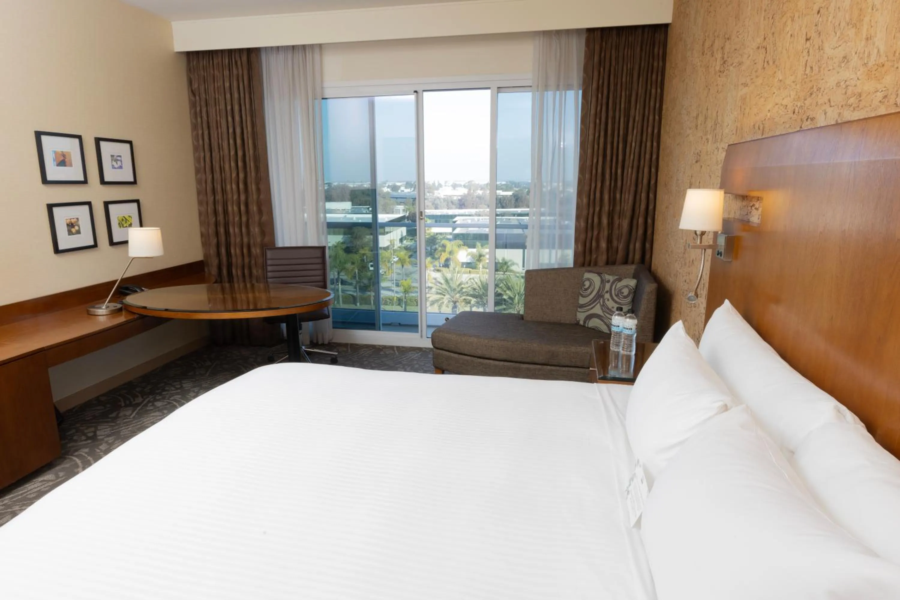 Bed in Miyako Hybrid Hotel Torrance