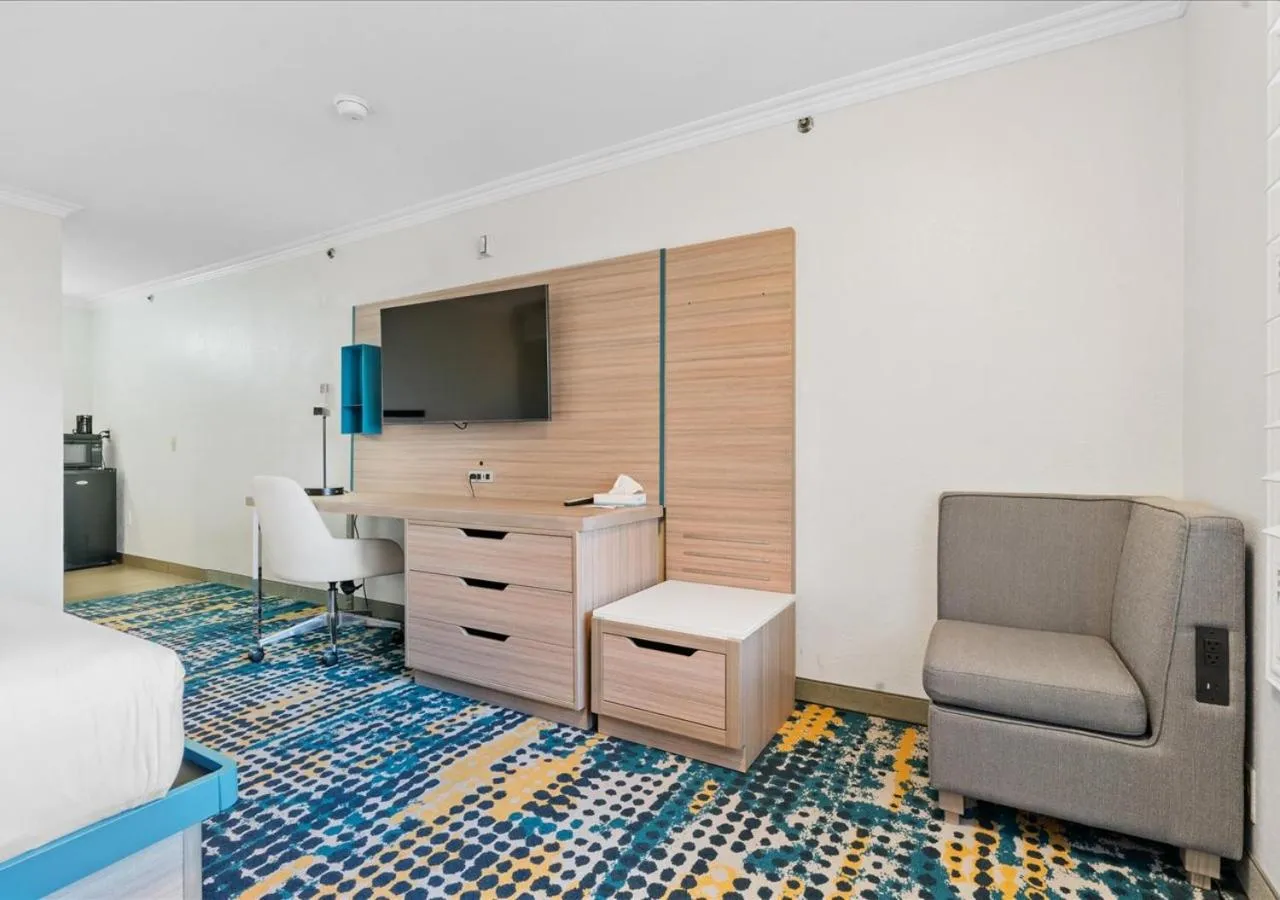 Evening entertainment in Pacific Shores Inn - Morro Bay