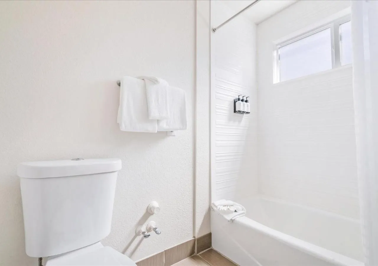 Bath in Pacific Shores Inn - Morro Bay