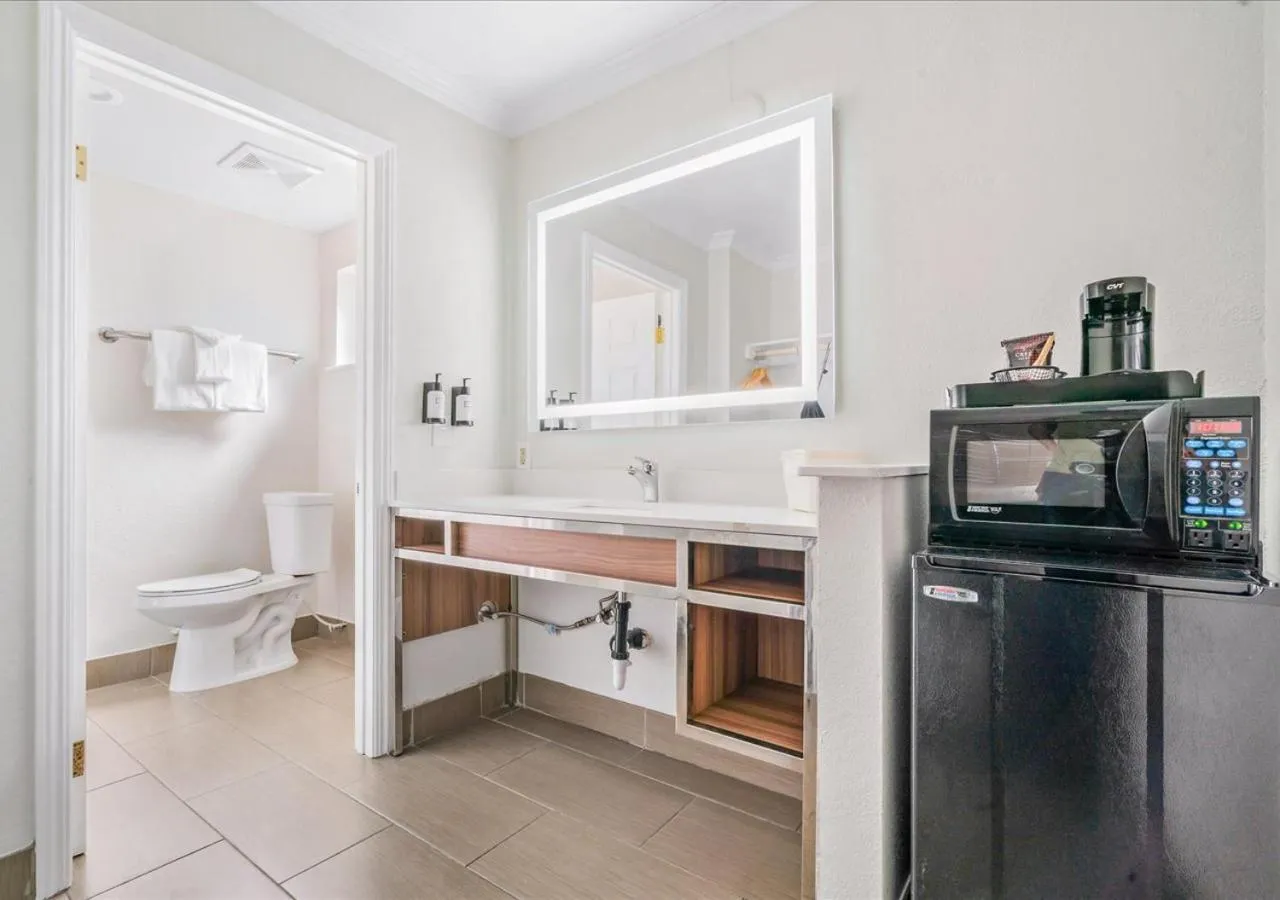 Bathroom in Pacific Shores Inn - Morro Bay