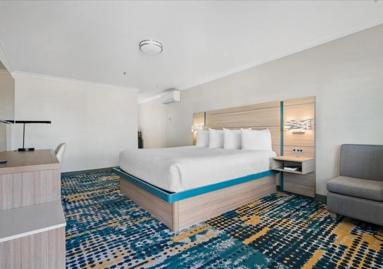 Bed in Pacific Shores Inn - Morro Bay