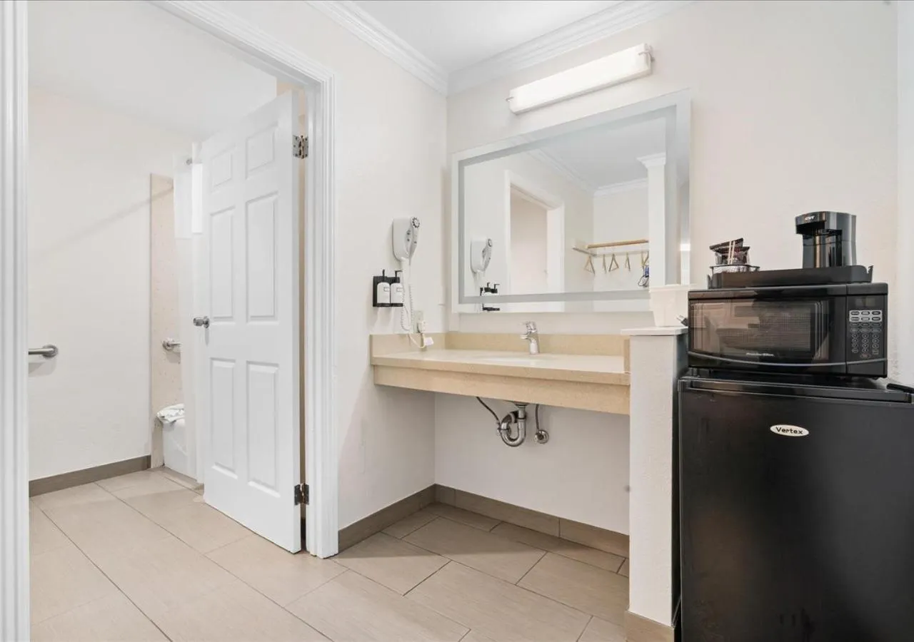 Bathroom in Pacific Shores Inn - Morro Bay