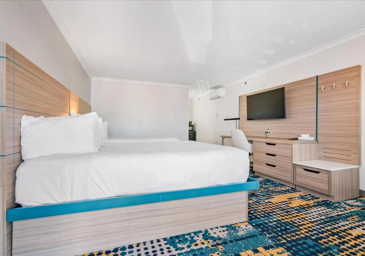 Bed in Pacific Shores Inn - Morro Bay