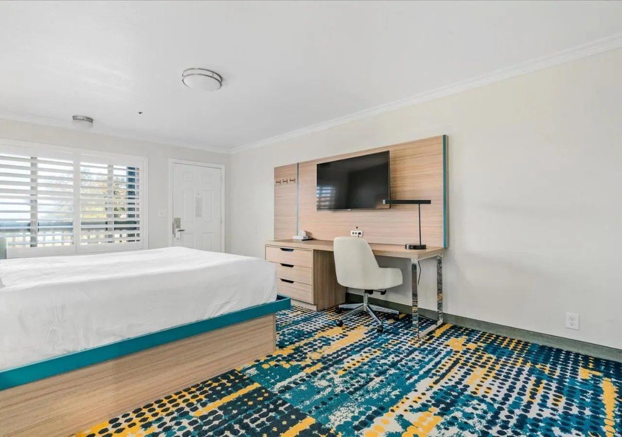 Bed in Pacific Shores Inn - Morro Bay