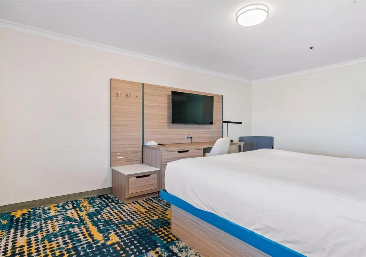 Bed in Pacific Shores Inn - Morro Bay