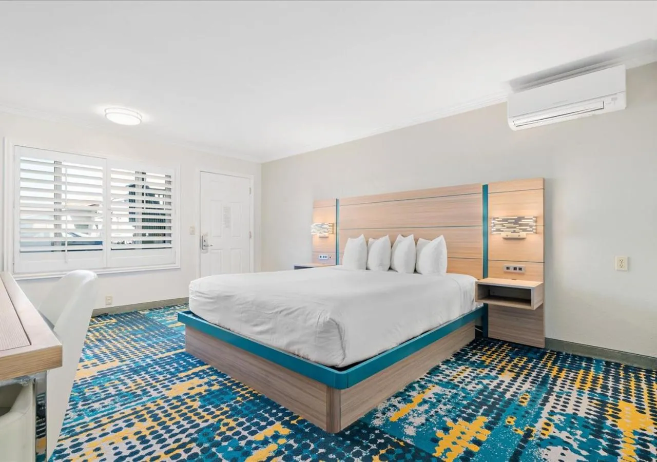 Bedroom, Bed in Pacific Shores Inn - Morro Bay